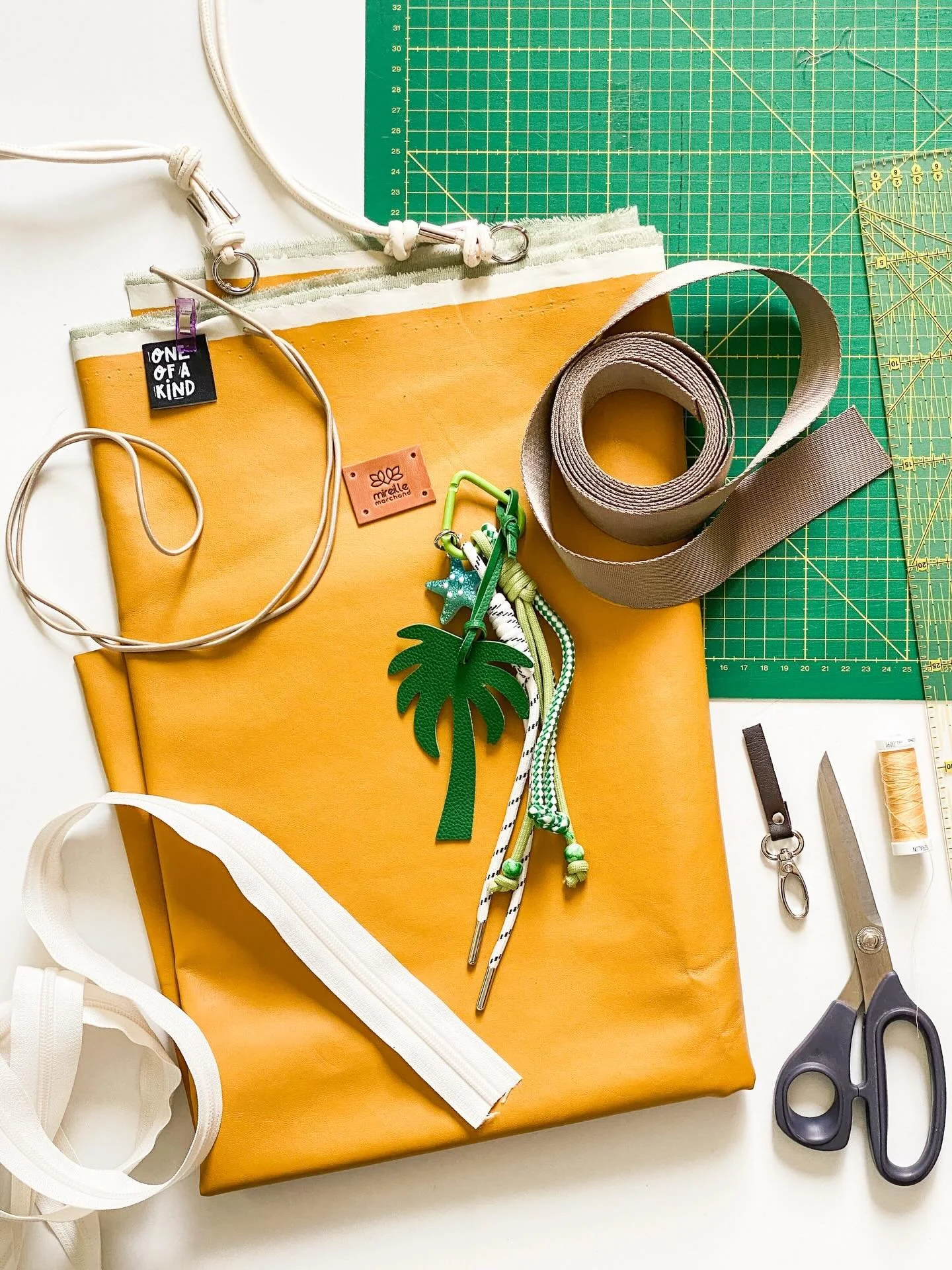 Je recentre ce compte sur ce qui me porte vraiment : construire un vestiaire en partie fait main. Une pi&egrave;ce &agrave; la fois. En le documentant ici, honn&ecirc;tement. 

Je commence par ce sac en simili cuir jaune moutarde qui m&rsquo;appelait