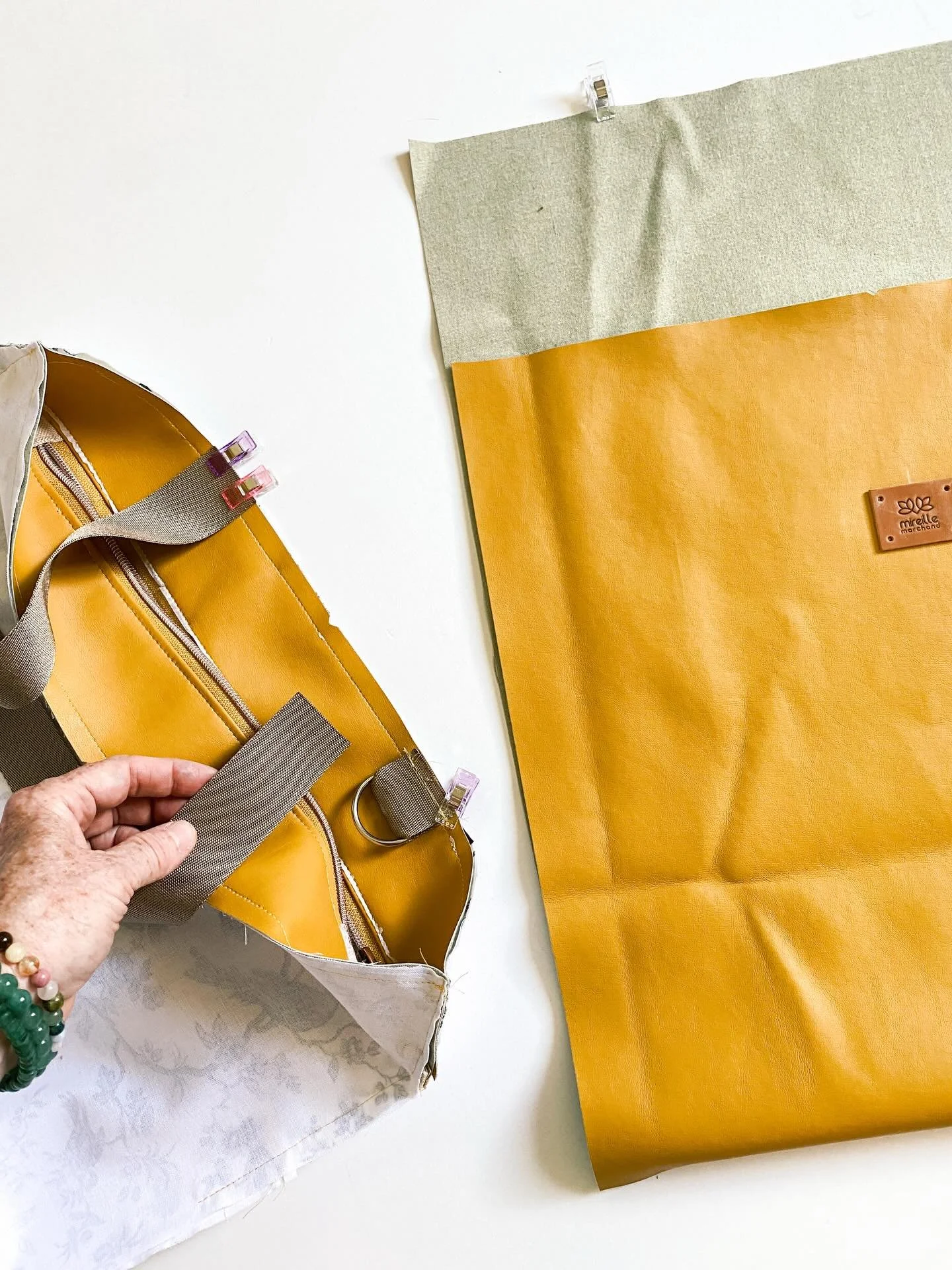 Je vais &ecirc;tre honn&ecirc;te : j&rsquo;ai gal&eacute;r&eacute; avec ce sac.

J&rsquo;ai compl&egrave;tement craqu&eacute; pour ce simili cuir jaune moutarde. J&rsquo;ai aim&eacute; sa souplesse &mdash; sans r&eacute;aliser que ma machine, elle, a