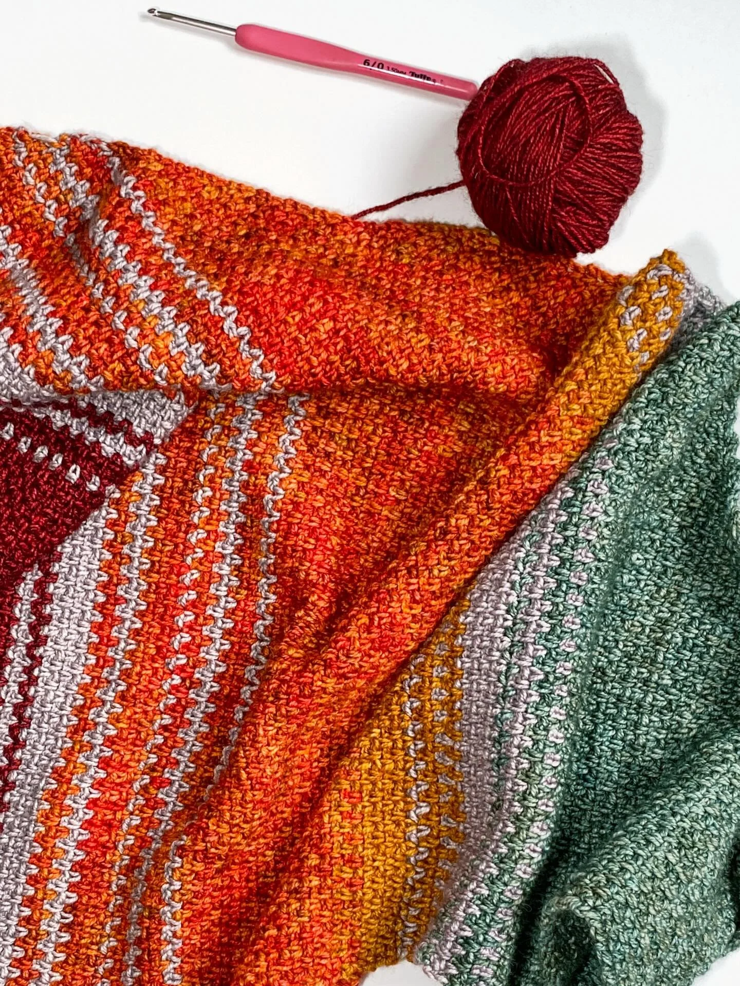 Juste avant l&rsquo;&eacute;t&eacute;&hellip; je me suis dit qu&rsquo;il fallait que je montre ici ce ch&egrave;che qui va bient&ocirc;t vous donner chaud rien qu&rsquo;en le regardant 😅

C&rsquo;est un ch&egrave;che crochet&eacute; au point moss st