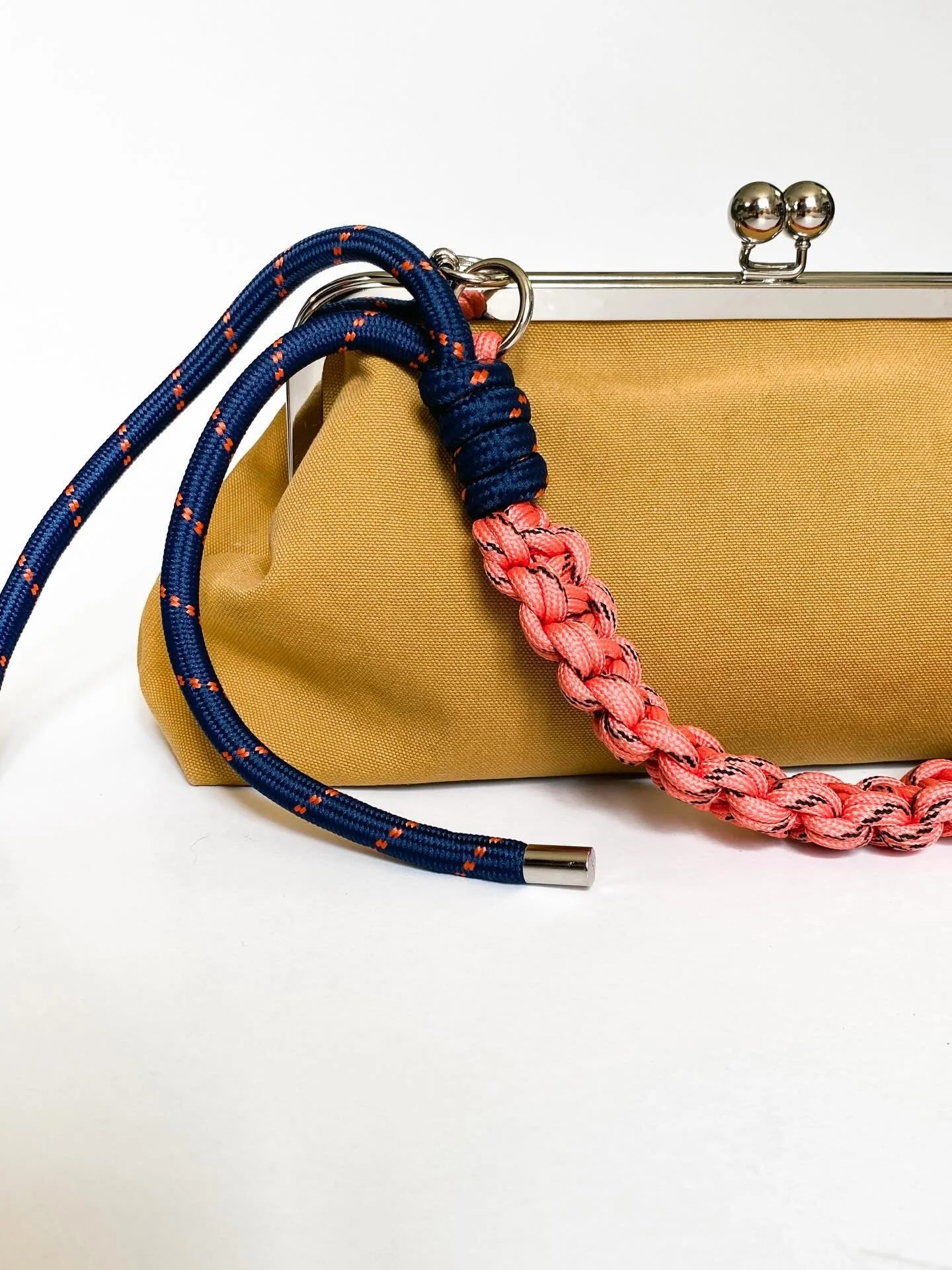 Voici un d&eacute;tail de la pochette/sac en tissu canevas jaune moutarde. On peut varier compl&egrave;tement le style selon le type d&rsquo;anses qu&rsquo;on y ajoute.

Je teste ici le paracord &mdash; j&rsquo;aime beaucoup jouer avec les contrastes
