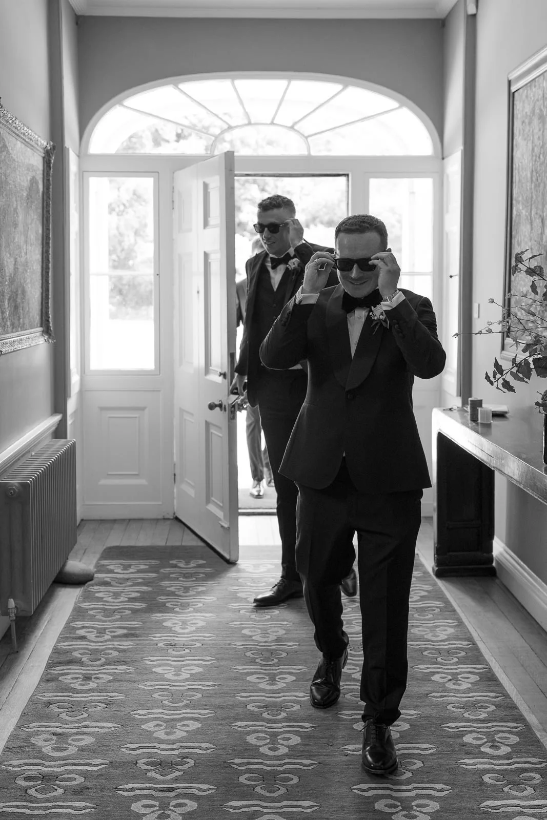 Groom arriving in suit and sunglasses, Matara wedding venue Cotswolds