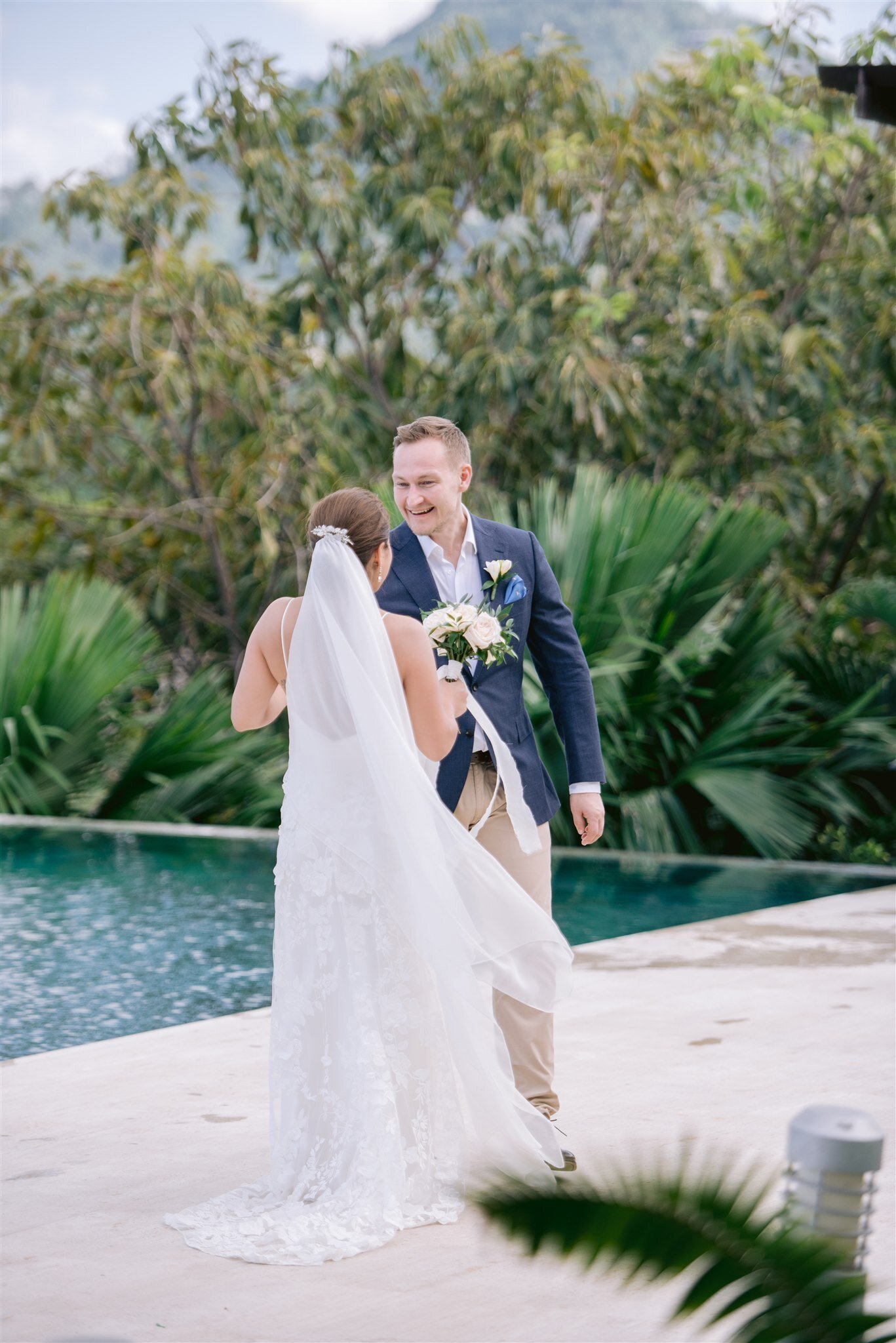 Beautiful bride Sasaya wore a wedding dress by Halfpenny London