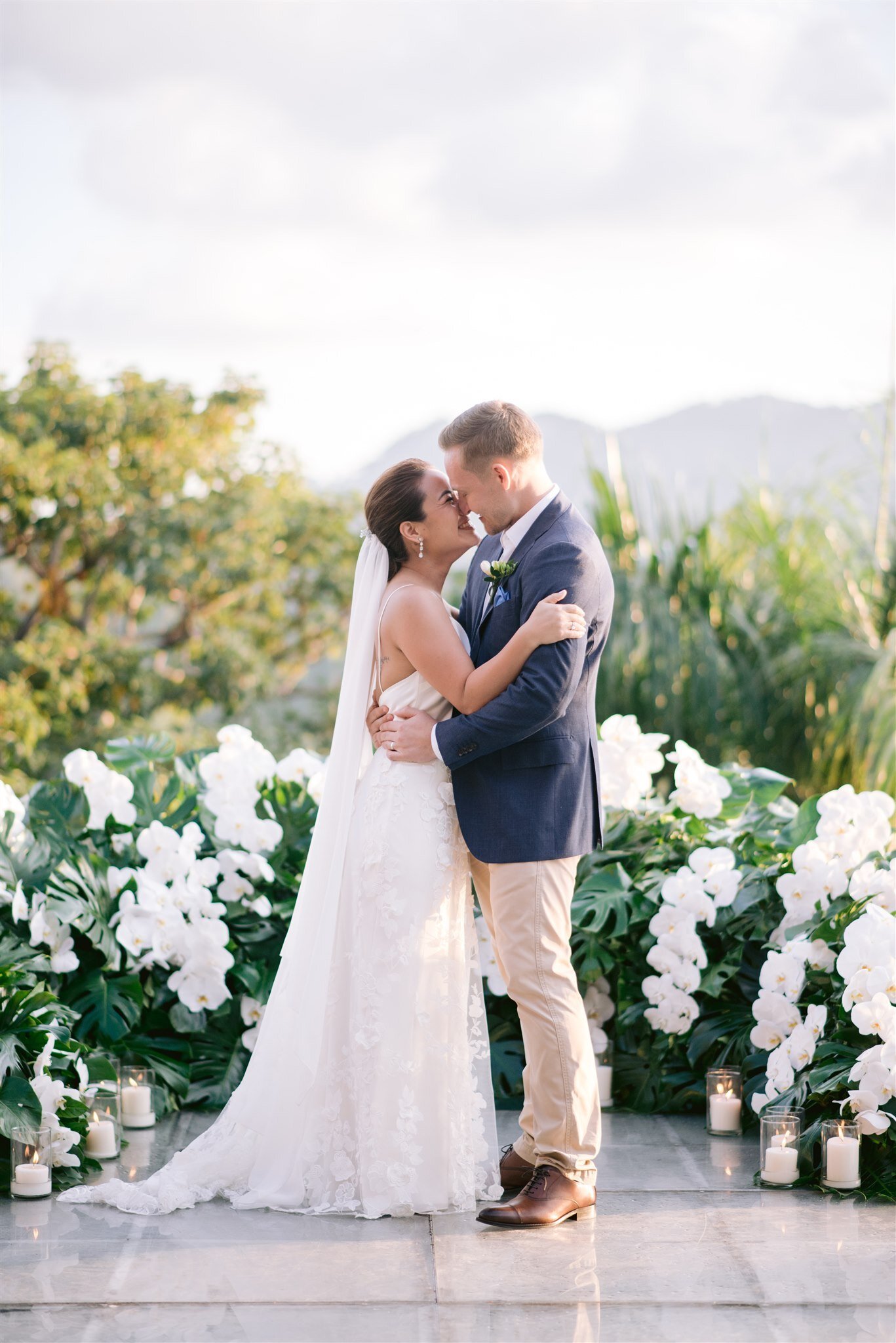 Beautiful bride Sasaya wore a wedding dress by Halfpenny London