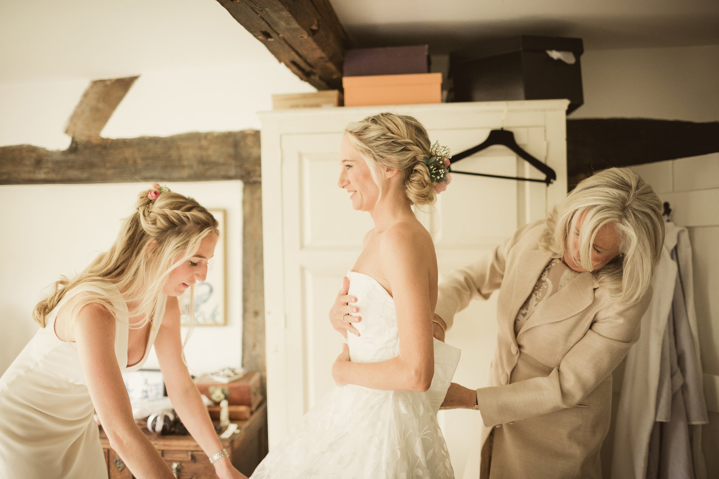 Beautiful+bride+Lucy+wears+a+wedding+dress+by+Halfpenny+London1.jpeg
