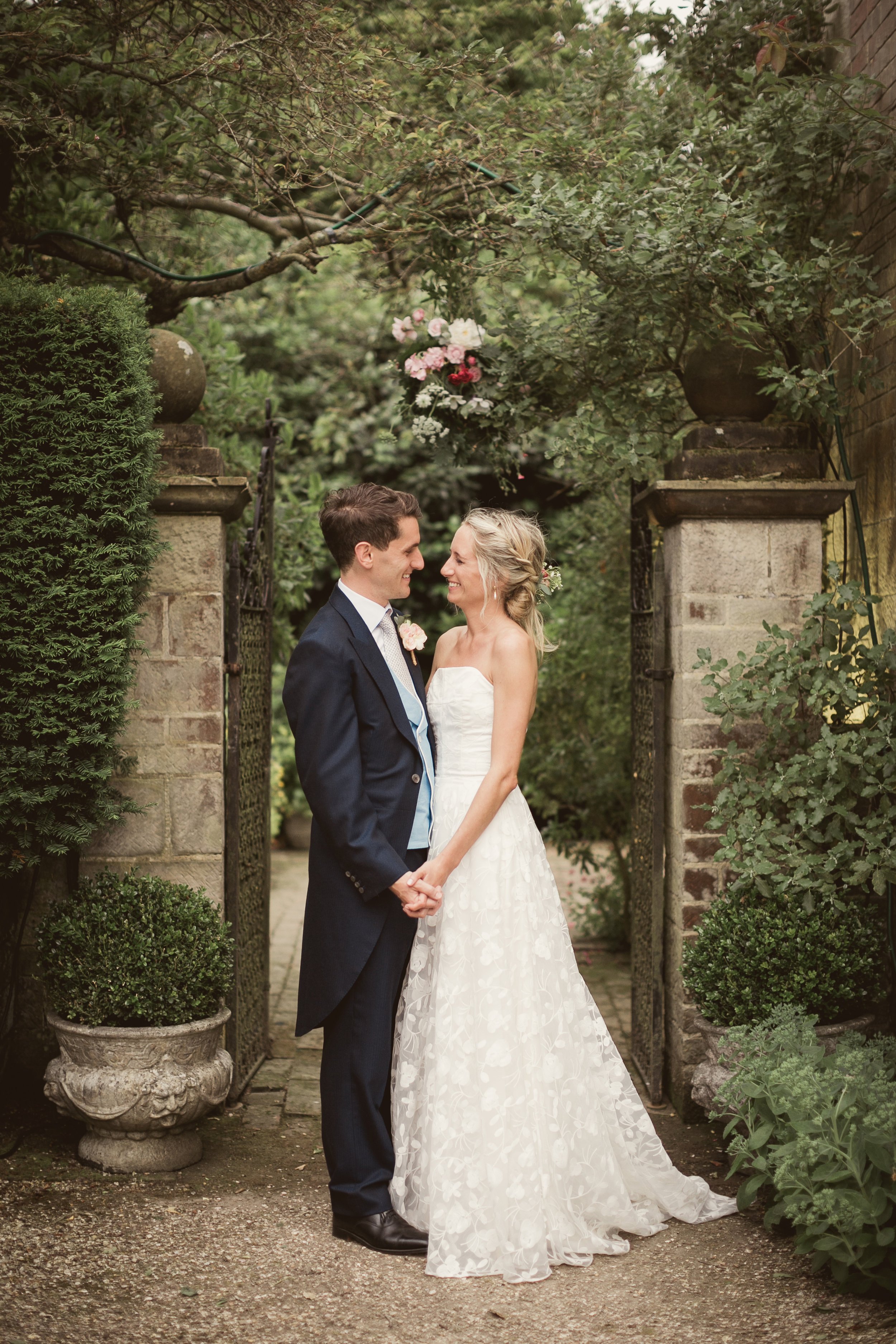 Beautiful+bride+Lucy+wears+a+wedding+dress+by+Halfpenny+London5.jpeg