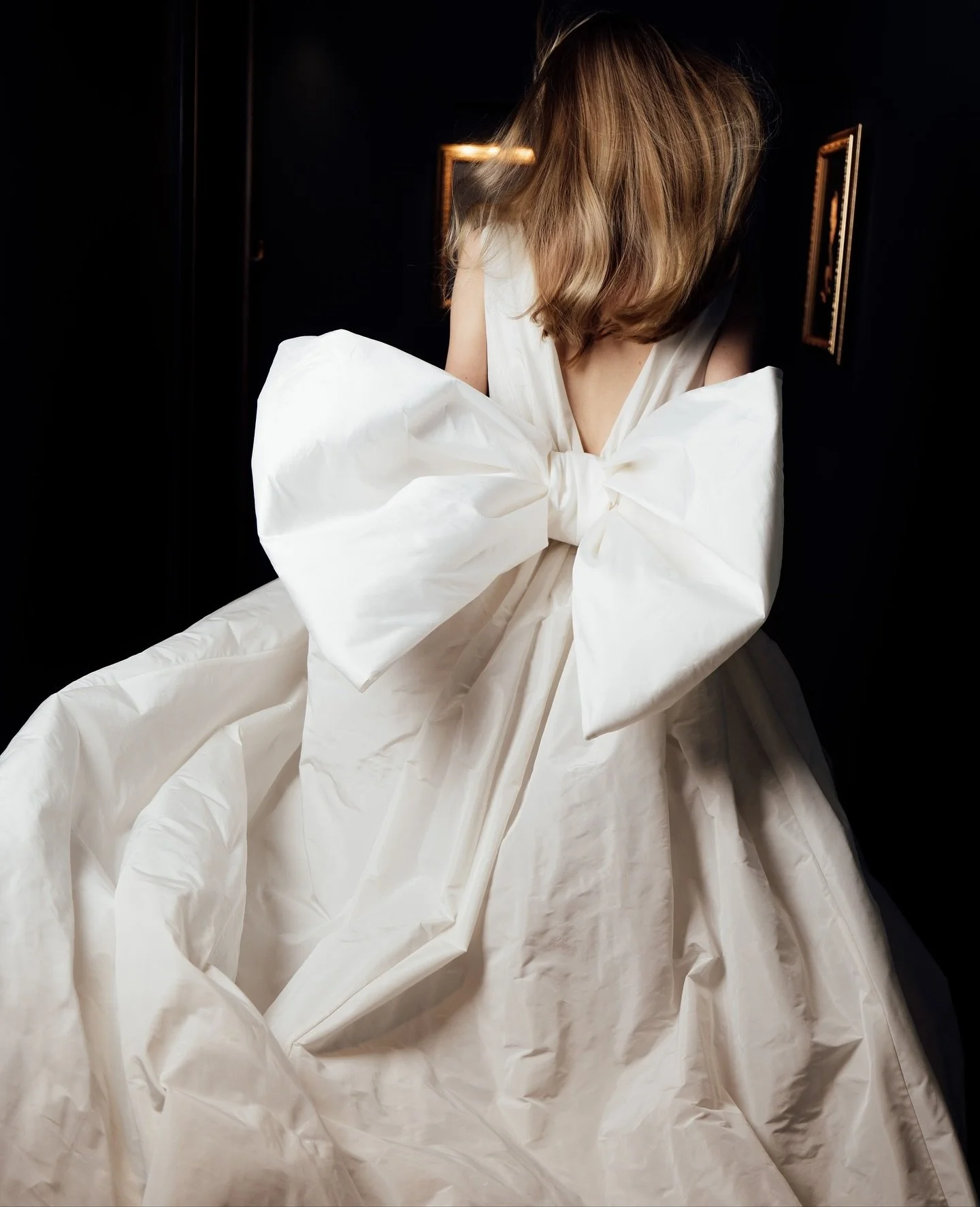 Sleek, sculptural, and effortlessly modern: the Olive dress is paired with the detachable Inga bow in crisp taffeta, a statement detail that transforms the look with playful refinement.⁠
⁠
Discover this dress exclusively at our London flagship store.