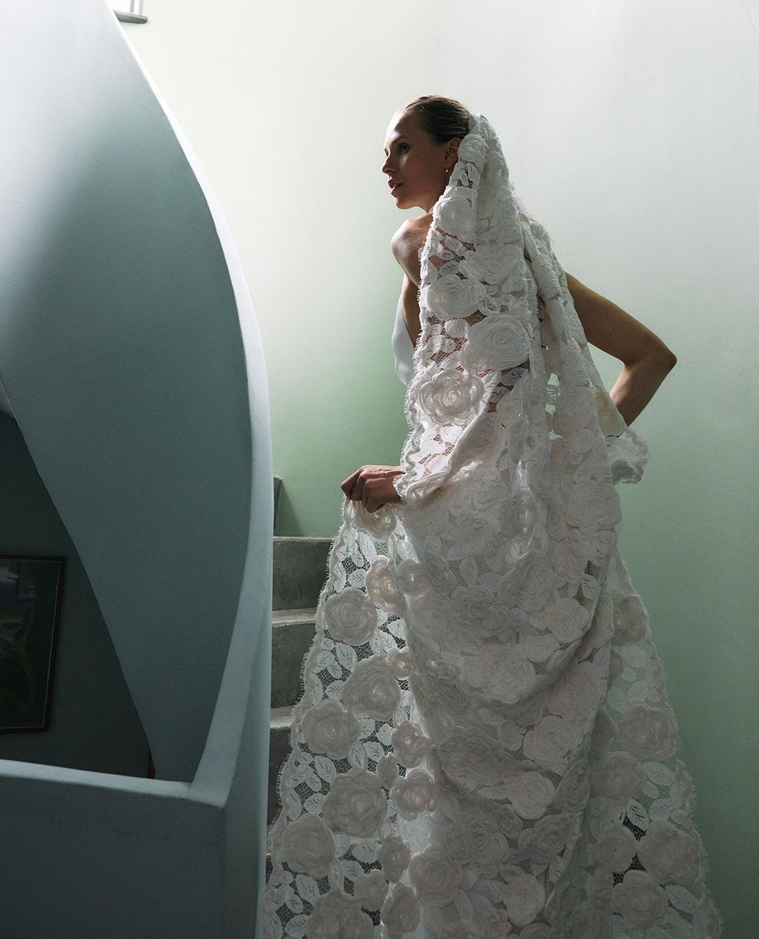 The Amanda Veil is layered with rich rose appliqu&eacute; on delicate lace, creating texture and depth that feels both vintage and modern. Available in chapel or elbow length, it&rsquo;s designed to complement any Halfpenny London bridal look.⁠
⁠
Cam