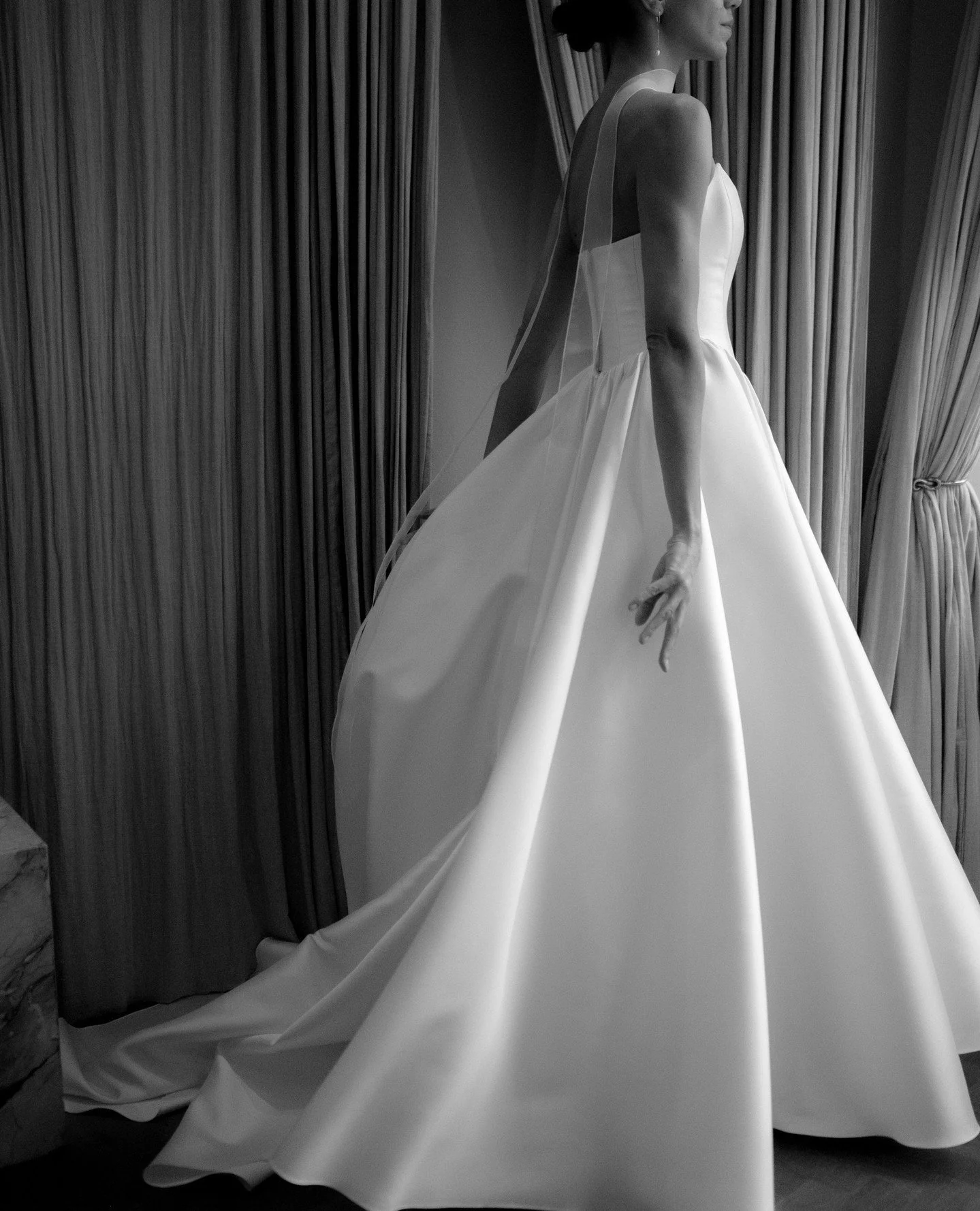 Small details that have an impact. If you're drawn to minimal finishing touches, the Marni sash, crafted from transparent organza, adds softness, movement, and quiet elegance.⁠
⁠
Photography @helainastorey