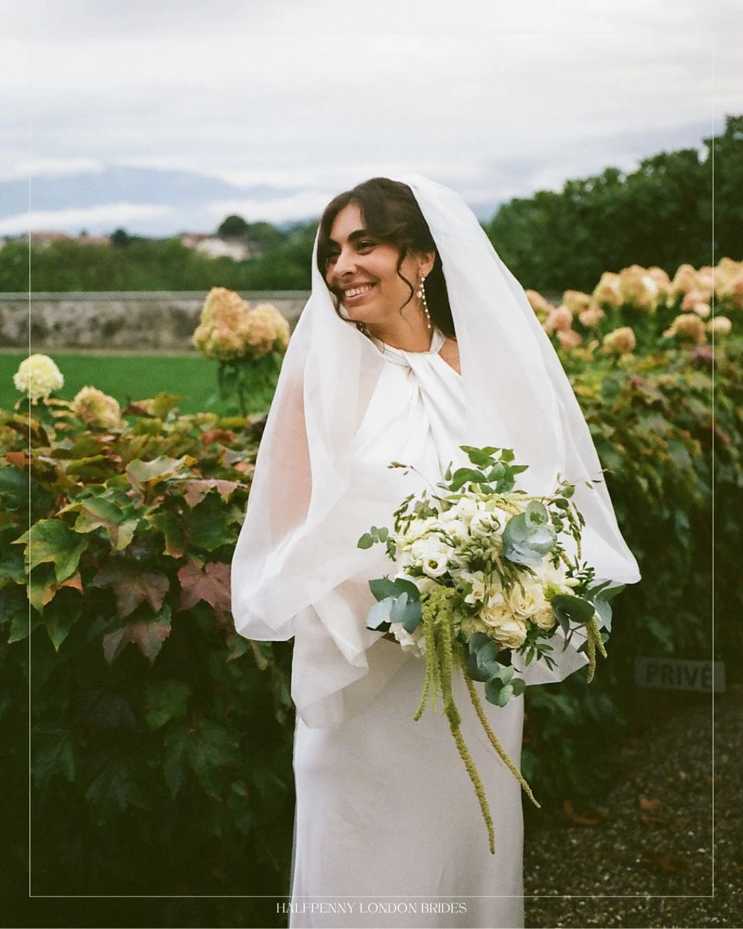 &ldquo;I like to dress in a simple way, but with pieces that have a distinctive feature [....] That&rsquo;s who I am, in my entirety and in the way I express my creativity. I was looking for this in my wedding dress.&rdquo;⁠
⁠
@mrtnz_azu wore the Che