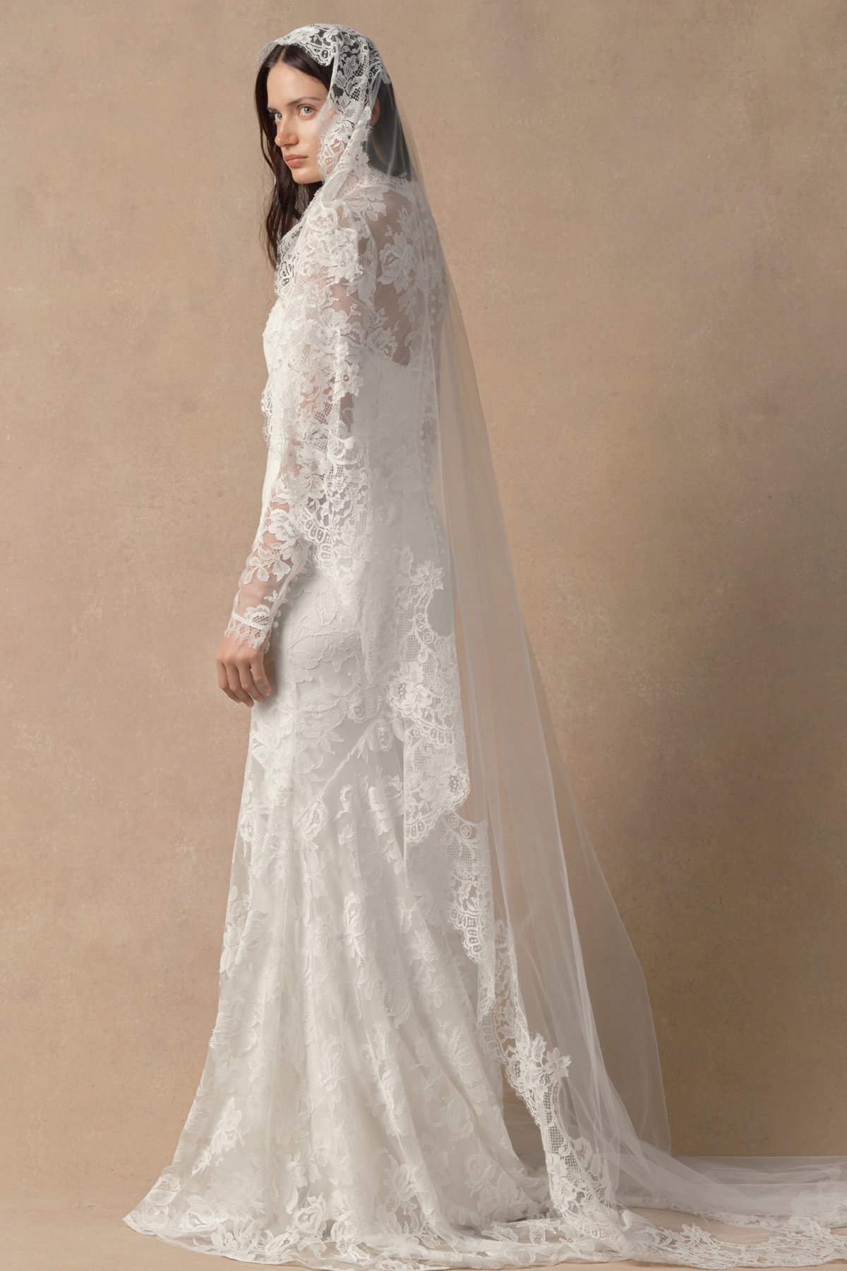 ADA DRESS_OLIVER DRESS_BROAD LACE VEIL_SIDE.jpg