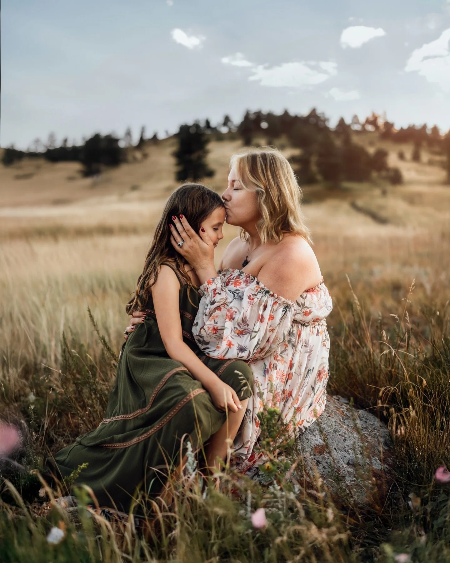 Shifting into fall. I feel things slowing down. Colors warming up. Temperatures cooling down. Families getting snugglier. Just don&rsquo;t snow- yet. 

#boulderphotographer 
#boulderfamilyphotographer 
#boulderfamilyphotography 
#coloradophotographer