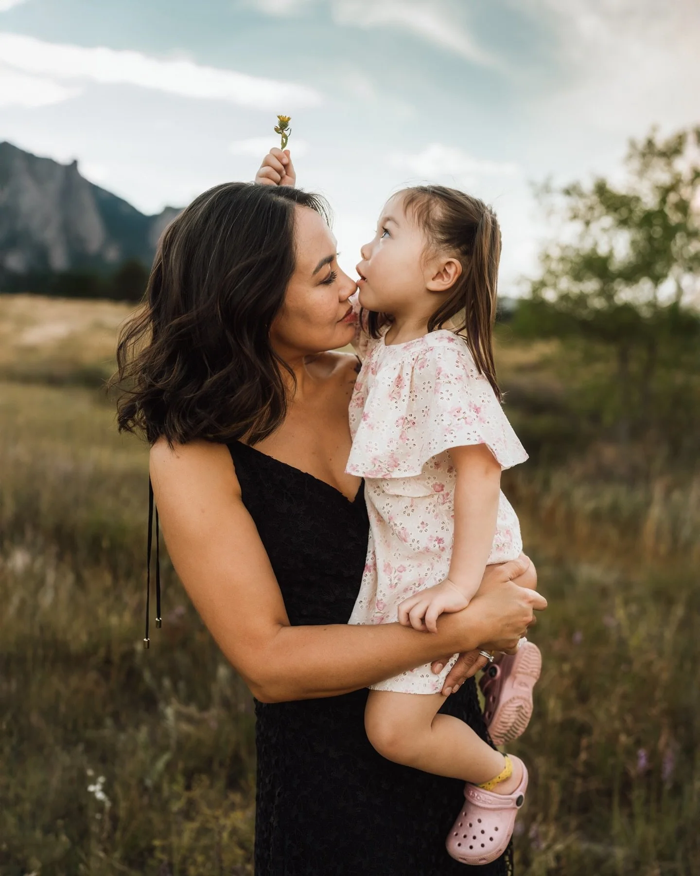 What a gift it is to freeze time for a second. 

#boulderphotographer 
#boulderfamilyphotographer 
#denverphotographer 
#denverfamilyphotographer 
#estesparkphotographer