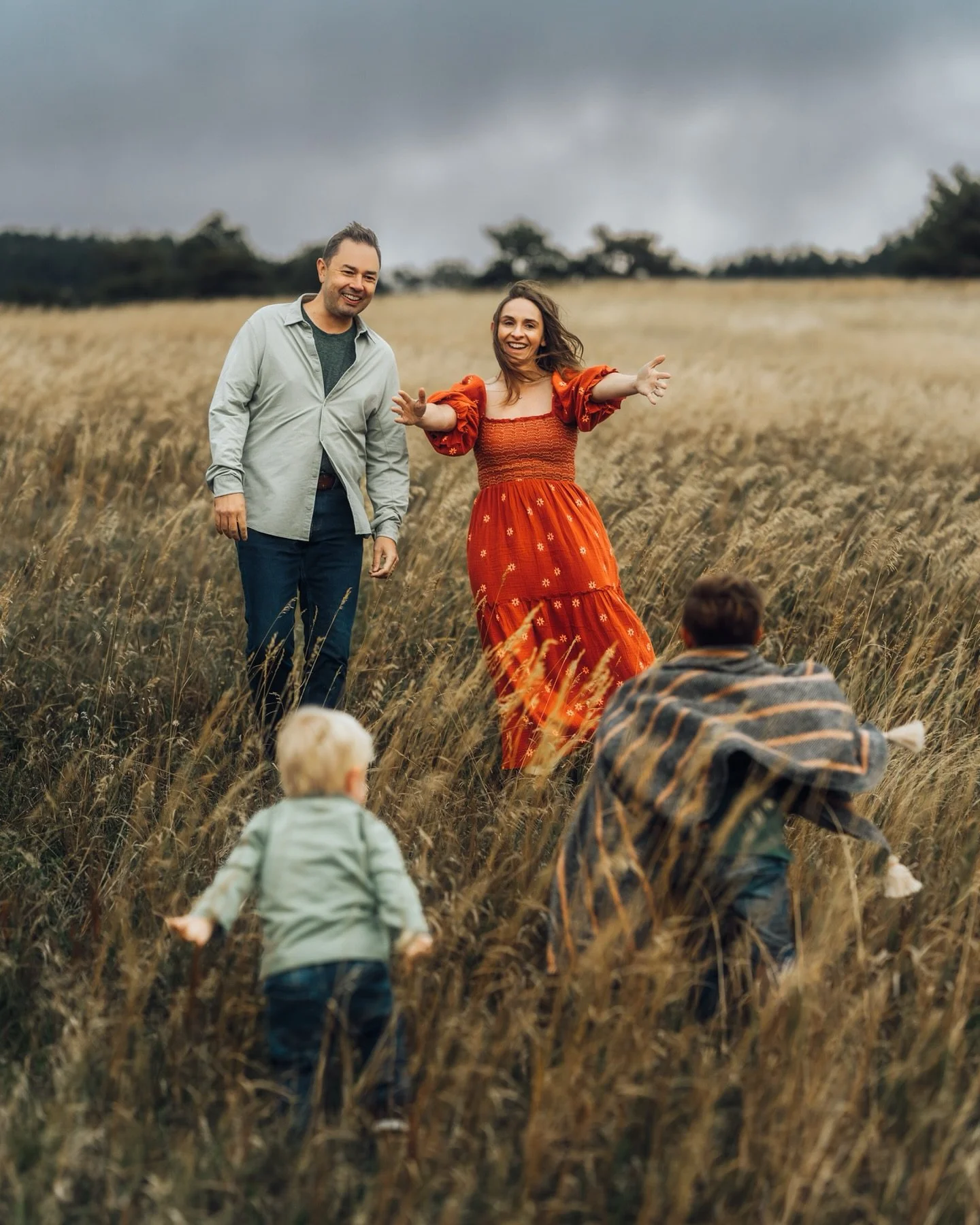 Pink cheeks, windy hair, hearts full. The kind of session that reminds me it&rsquo;s not about perfect conditions but about the love that shows up anyway.