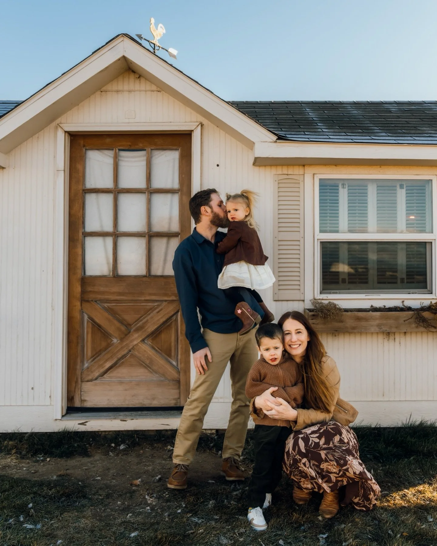 One of my favorite spaces to photograph, always.  Sharing a few frames from the holiday minis @blooms.on23 . I&rsquo;ll be back there for spring minis, and dates are going out to my newsletter tonight (assuming I get it together). 
Newsletter folks g