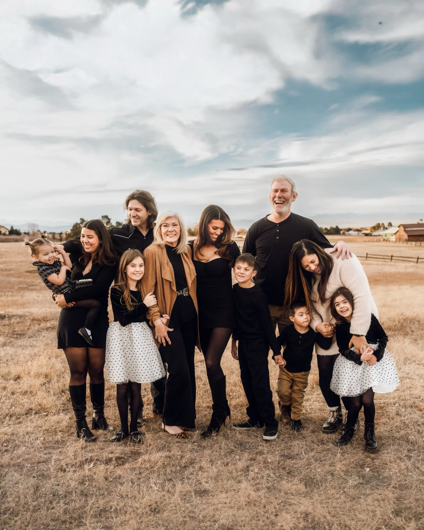 Extended family photos are always wild in the best way. Grandparents, cousins, grown kids home for a bit. Pets running around. It&rsquo;s a vibe and I like it. 

These multi-generational family sessions are some of my favorites to photograph here in 