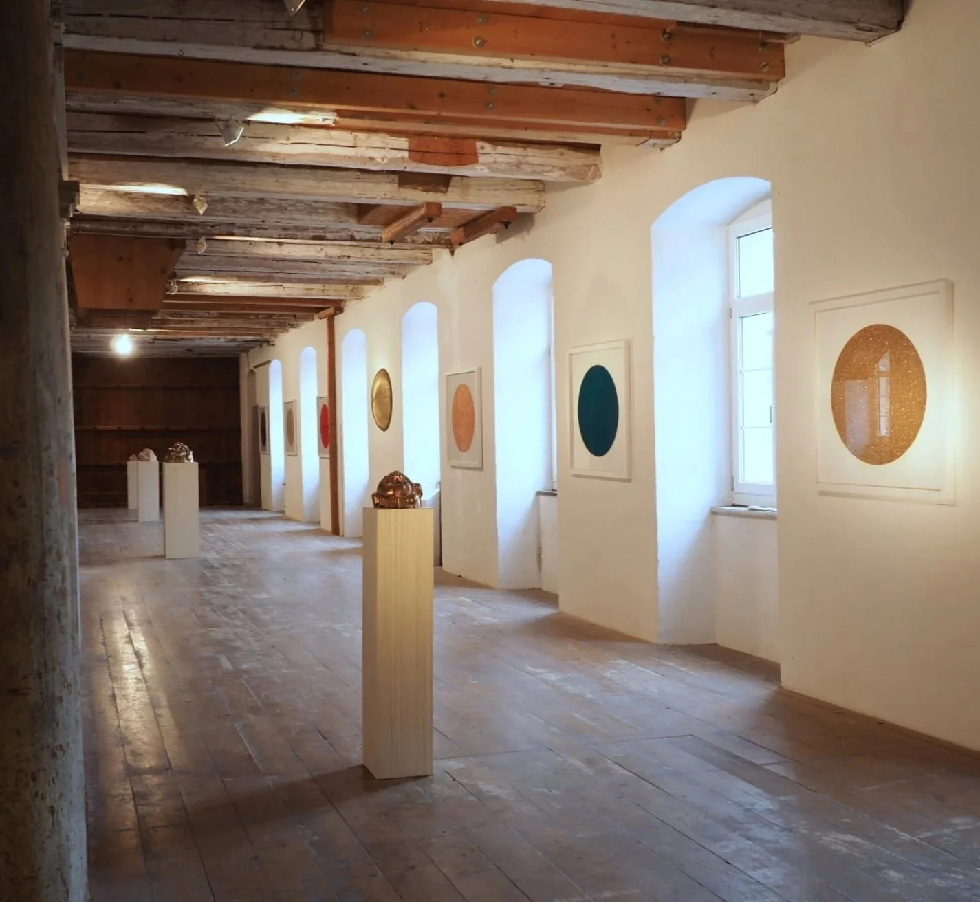 Ausstellungsansicht Himmelskörper, Alte Mühle Eichhofen, 2022