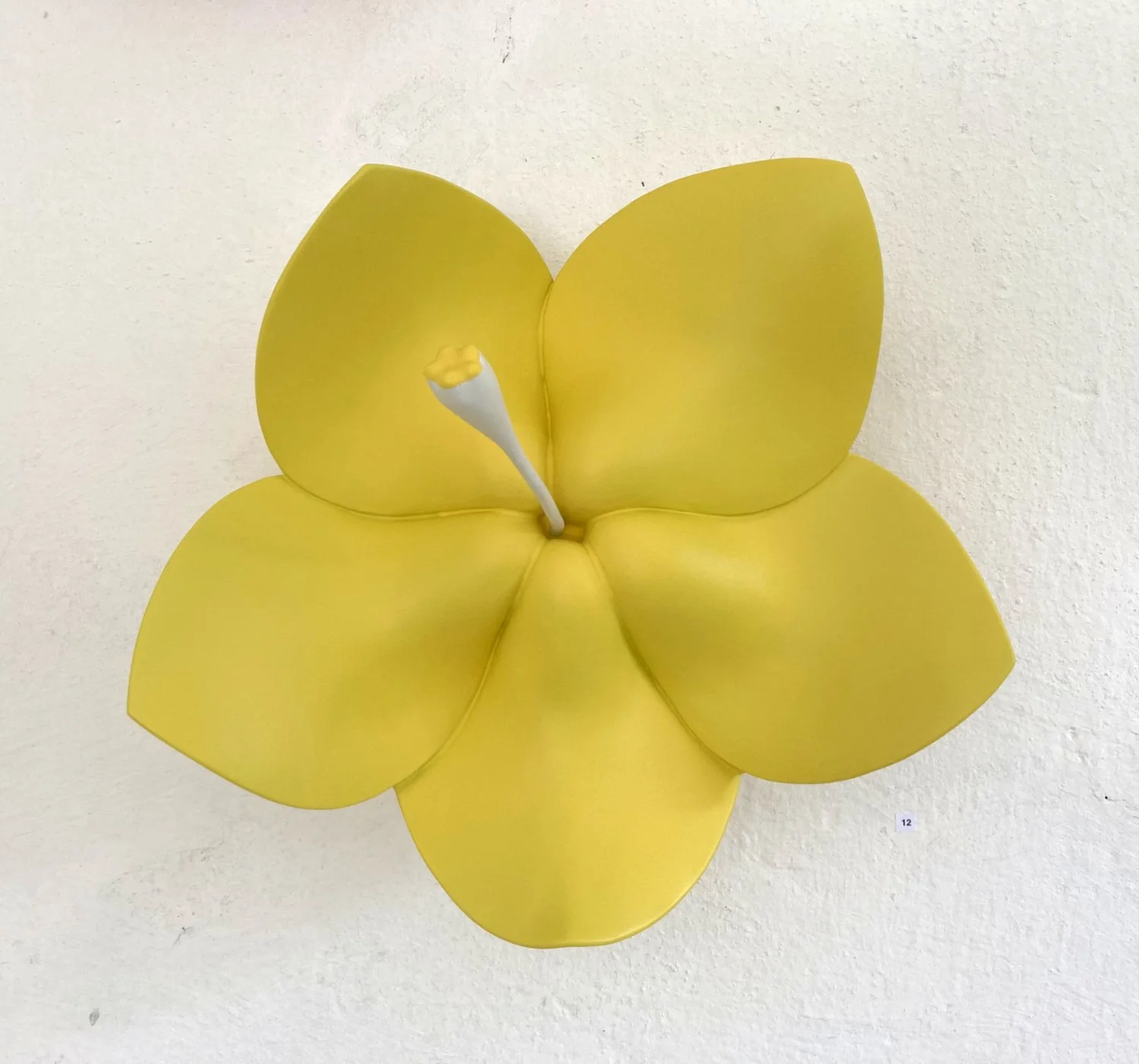 Kleiner gelber Hibiskus , 2025 , Fiberglas lackiert , 44 x 43 x 38 cm