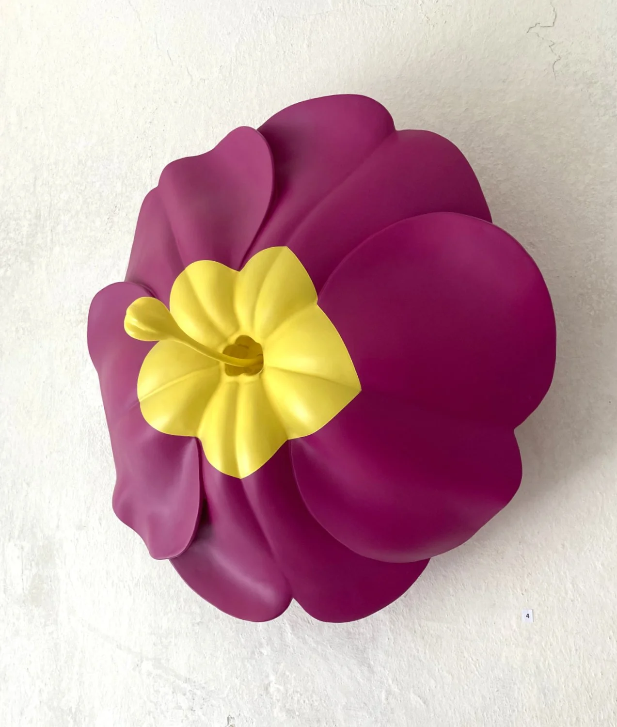 Violette Primel , 2025 , Fiberglas lackiert , 50 x 50 x 27 cm
