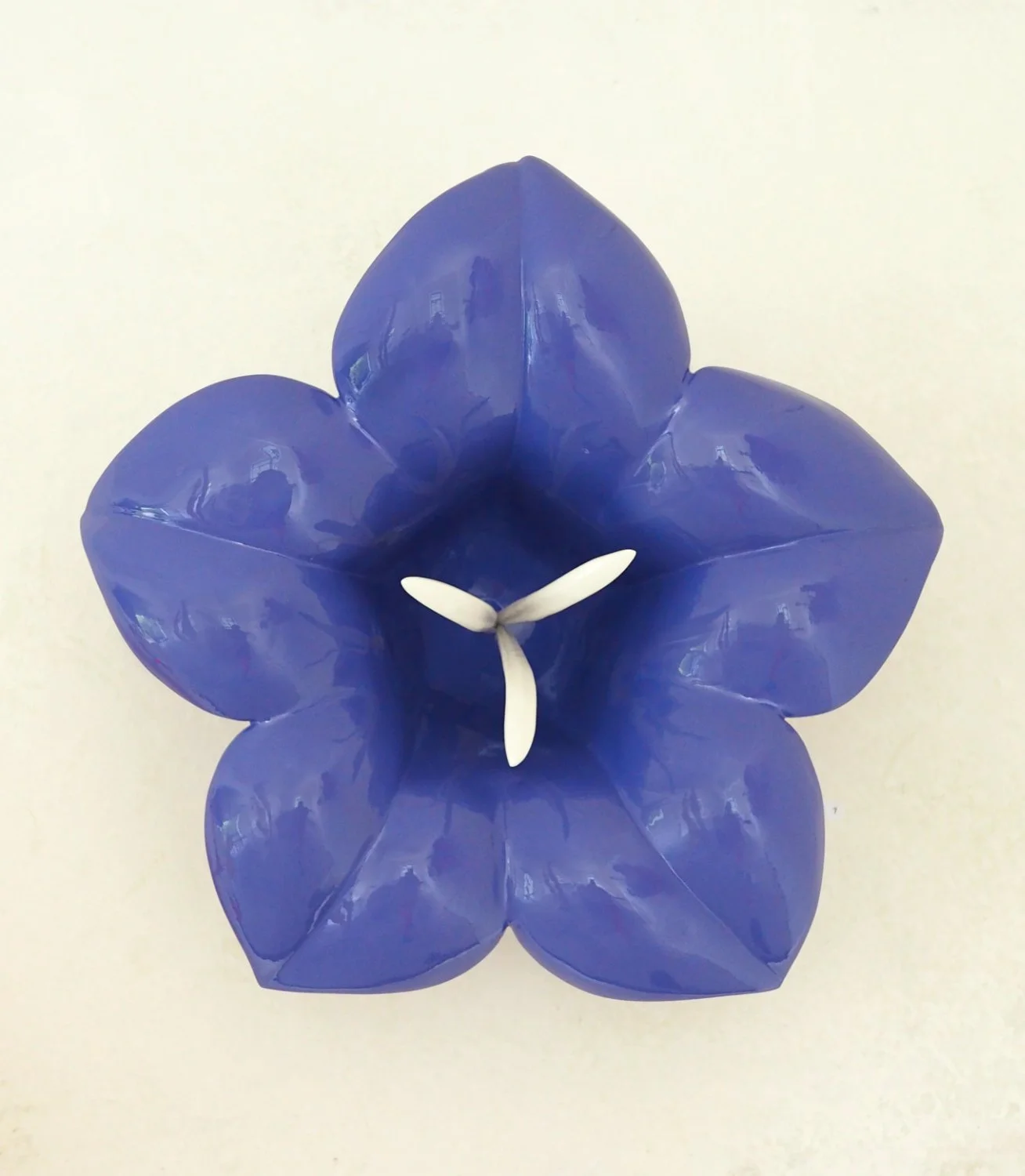 Glänzende Lila Glockenblume, Fiberglas lackiert, 33 × 45 × 45 cm, 2026