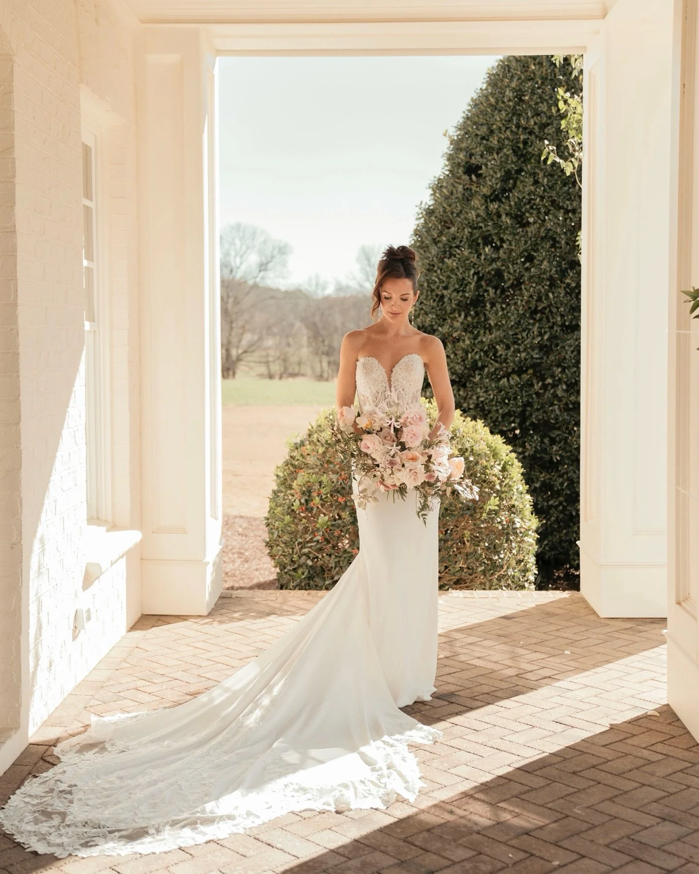 She didn&rsquo;t need a crowd.
She didn&rsquo;t need chaos.
She just needed a quiet moment in the light.

This is why I always build space into a wedding day.

A few minutes away from the noise.
A doorway framed in soft sun.
A bouquet held a little t