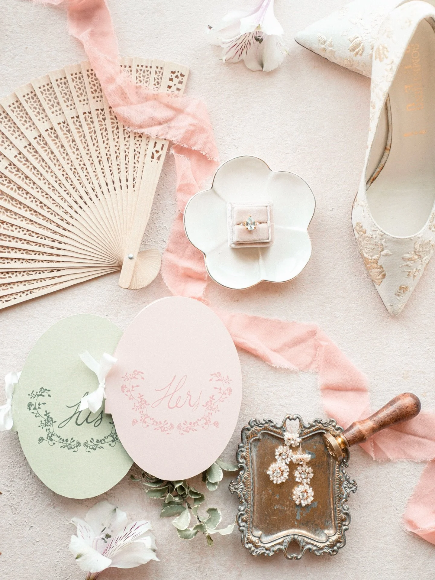 💍 1. Have All Your Details in One Box

Before your photographer arrive, place all your details in a small box or bag so nothing gets lost.

Include:
	&bull;	Invitation suite (2 full sets if possible)
	&bull;	Save the date
	&bull;	Rings (engagement +