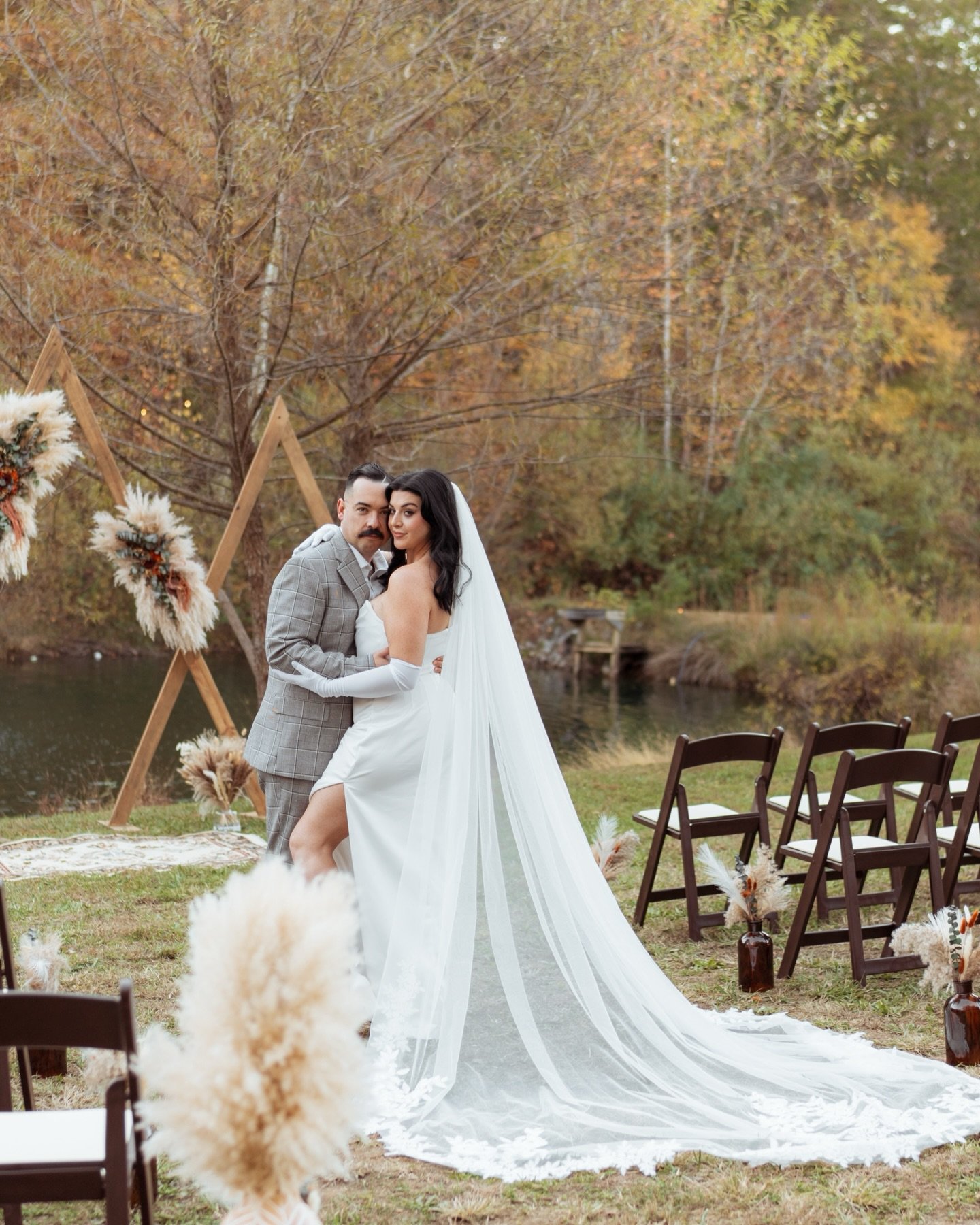 Late fall, golden leaves, and a love story that couldn&rsquo;t wait. 🍂🤍 

This beautiful couple chose an intimate elopement surrounded by the quiet magic of the season. With the crisp autumn air, a peaceful lakeside view, and the warm tones of late