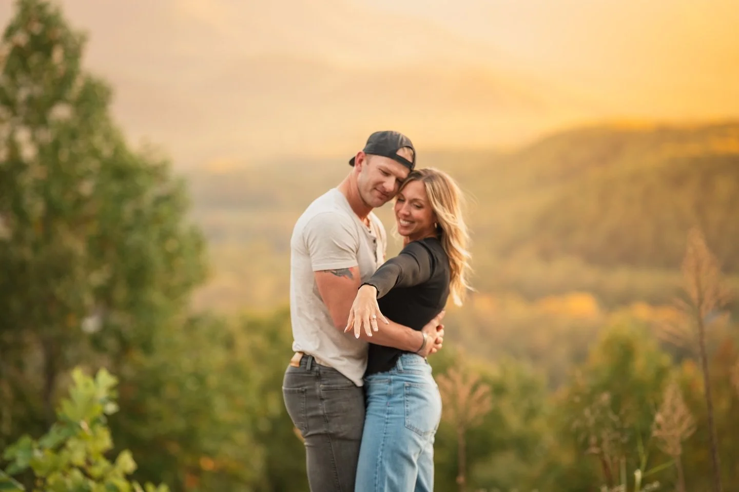 It&rsquo;s your season to ask that big question guys💍 #smokeymountainelopement 
#seviervillephotographer #gatlinburgphotographer
#smokeymountainsweddingphotographer