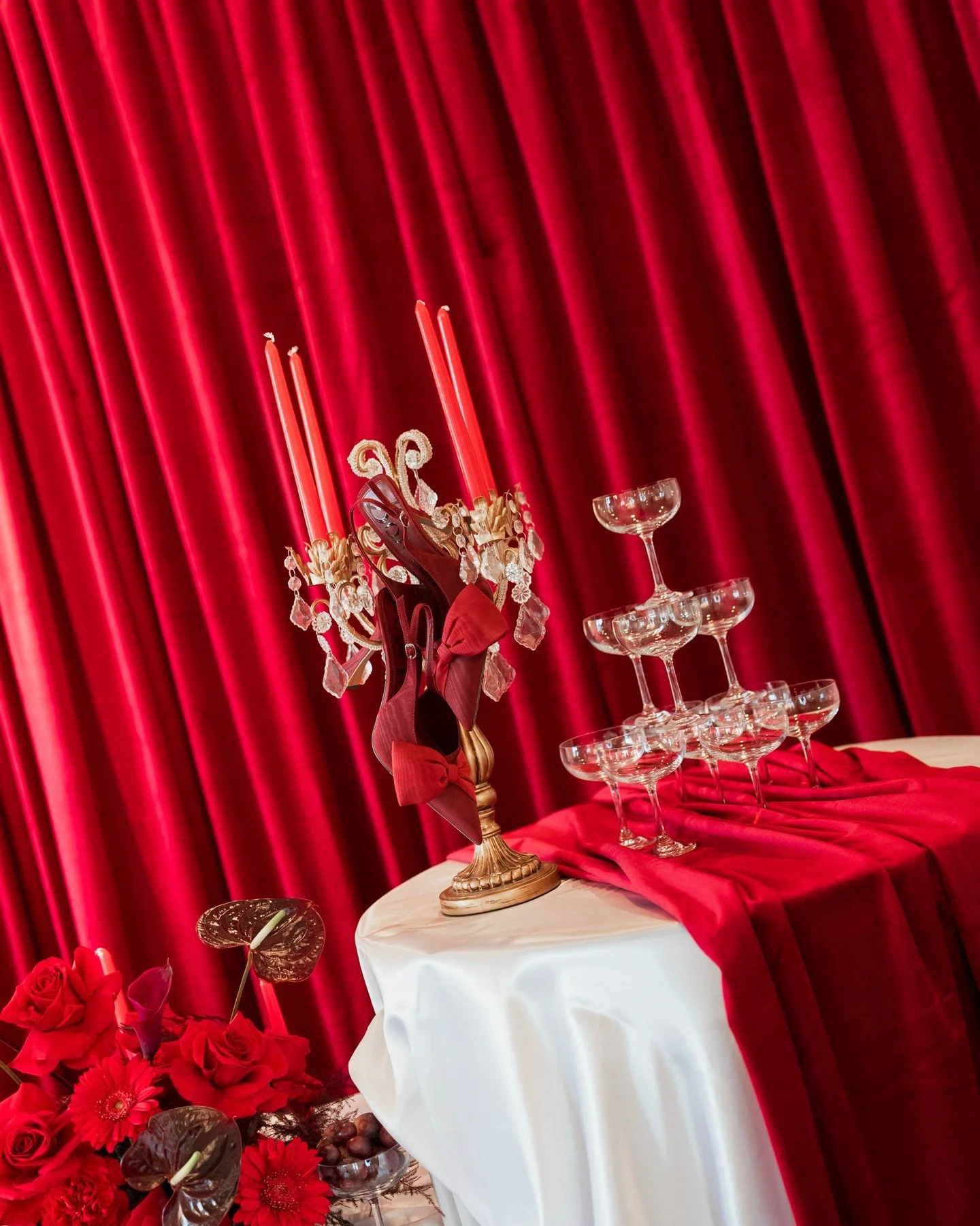 Red is a new white. 🌹🤍 Planner: The Greenery 
Instagram: @thegreenerydesigns 
Photographer: Nastasya Franc 
Instagram: @nastasya_franc_photography
Content Creation: The Bloomoir
Instagram: @thebloomoir 
Venue: The River Place Venue
Instagram: @ther