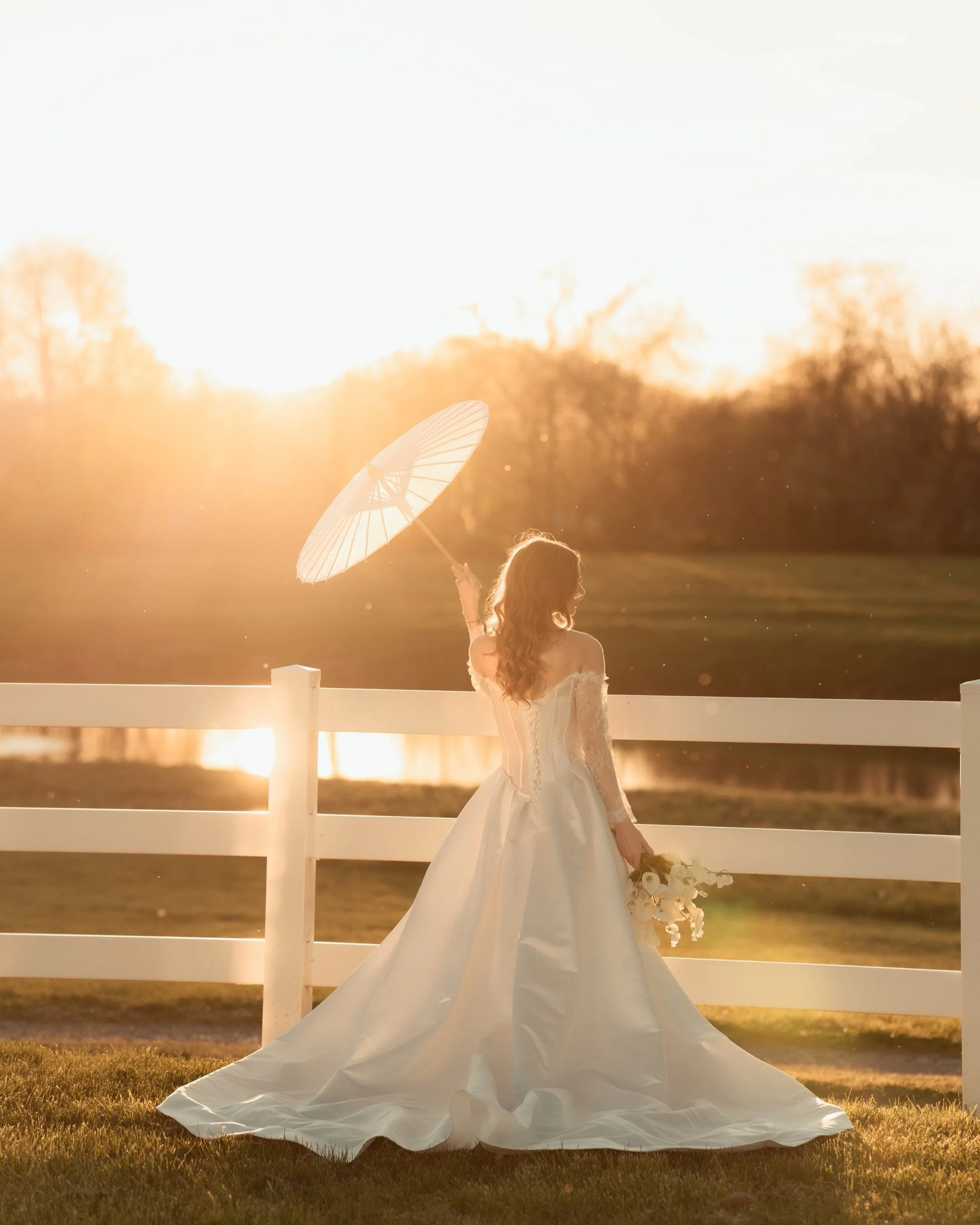 As the sun began to set over this stunning venue, everything aligned perfectly for one unforgettable moment. The golden light wrapped around our beautiful bride so effortlessly, creating the kind of glow photographers dream about capturing. From the 