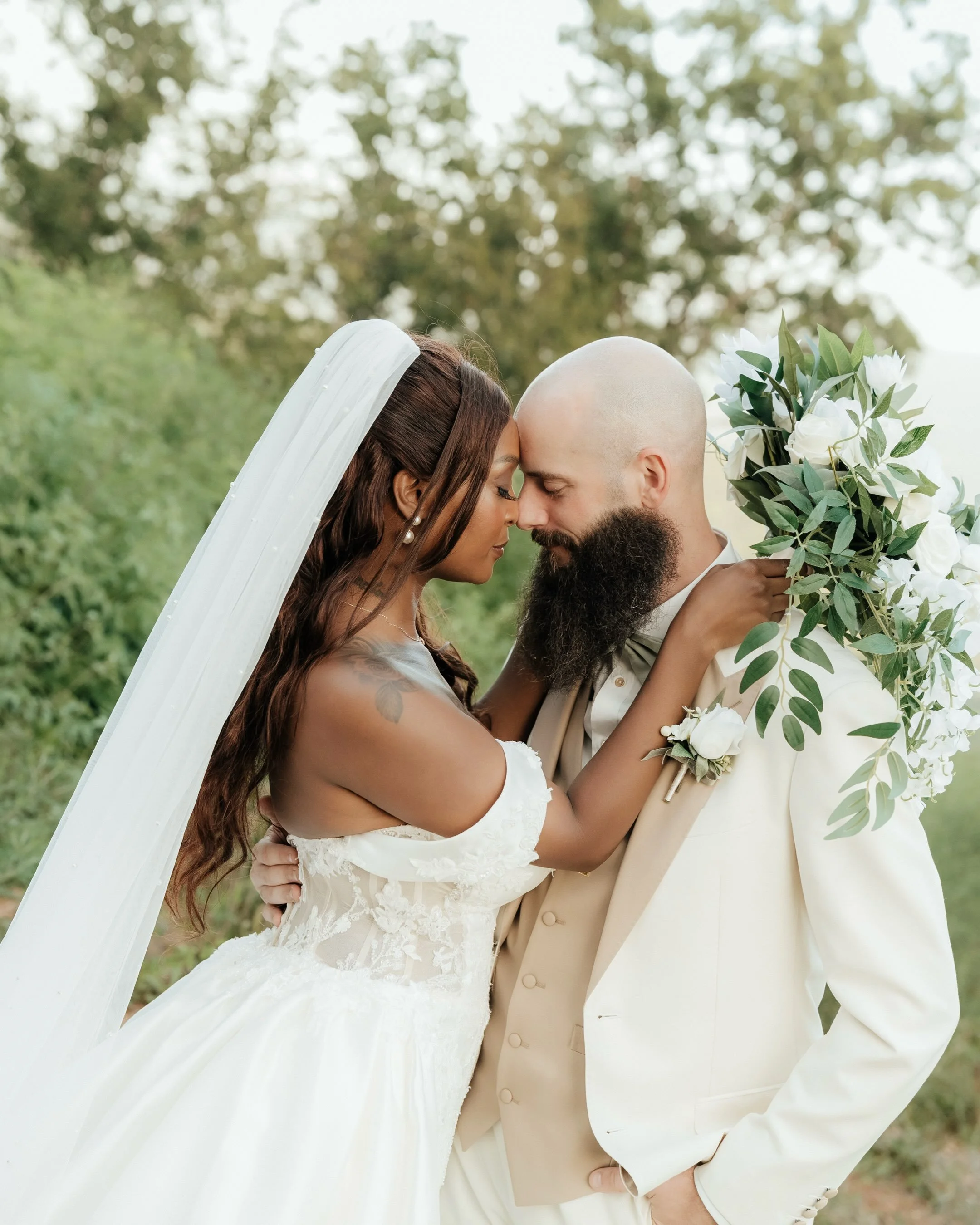 They chose the intimacy of a cabin surrounded by most important people , and the adventure of the mountains. 🤍🏔️

This beautiful couple decided to say I do in the most meaningful way &mdash; tucked away in a cozy cabin in Sevierville, Tennessee, su