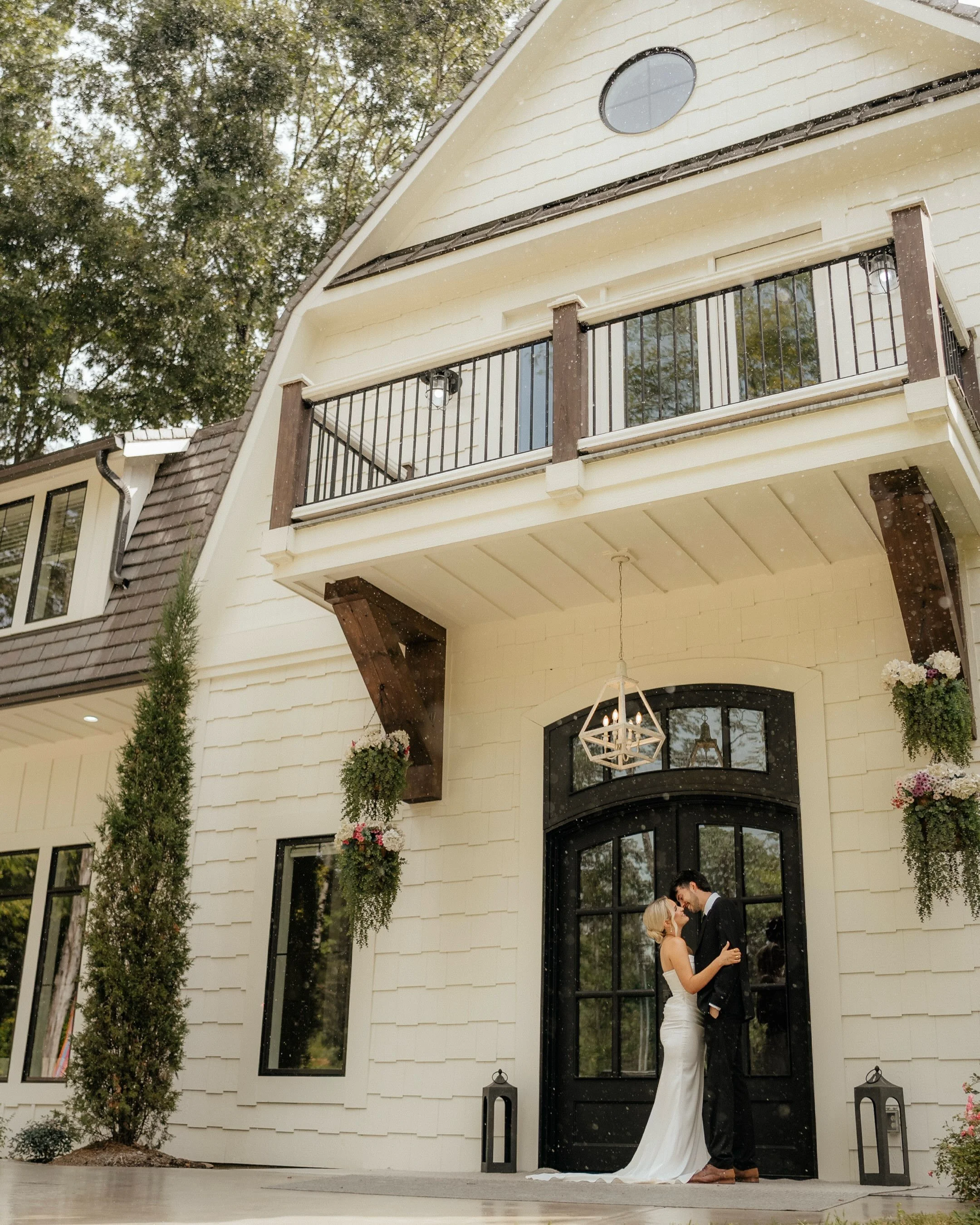 Host/Creative Director: @Keelygracecreative x @Keelygracephotography
Venue @themanorathickorycreek
Models @layniandsteven
Makeup @tylerrrmua19
Hair @justin.roark21
Florals @seasons_bylauren
Dress @azaziebrial
Stationary @havenjdesigns

Amore a Galla