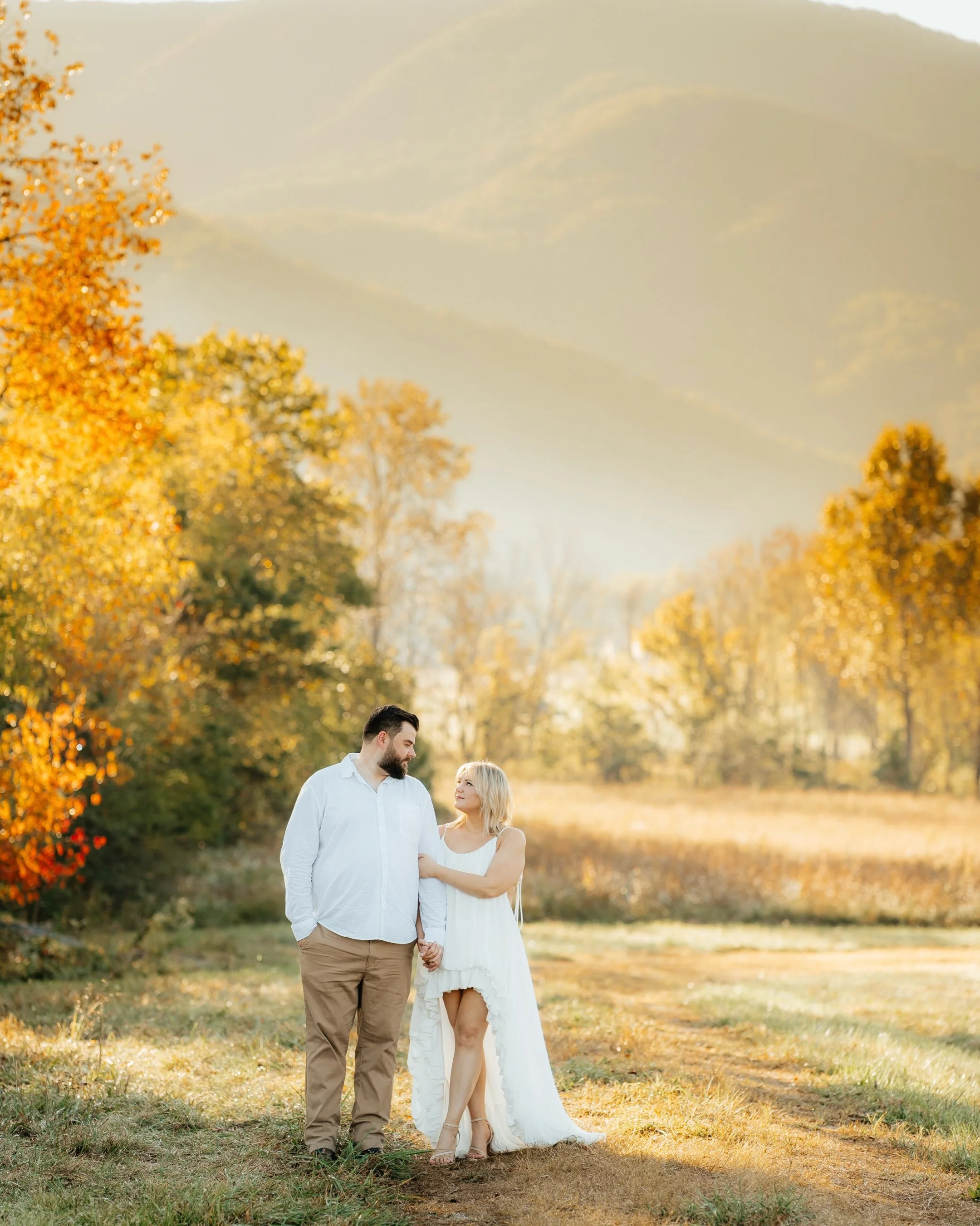 Some love stories don&rsquo;t need a big plan&hellip; just the mountains, a little golden sunlight, and each other. 🤍🍂

These two decided to spend some time with me capturing intimate portraits in the beautiful Smoky Mountains, and I couldn&rsquo;t
