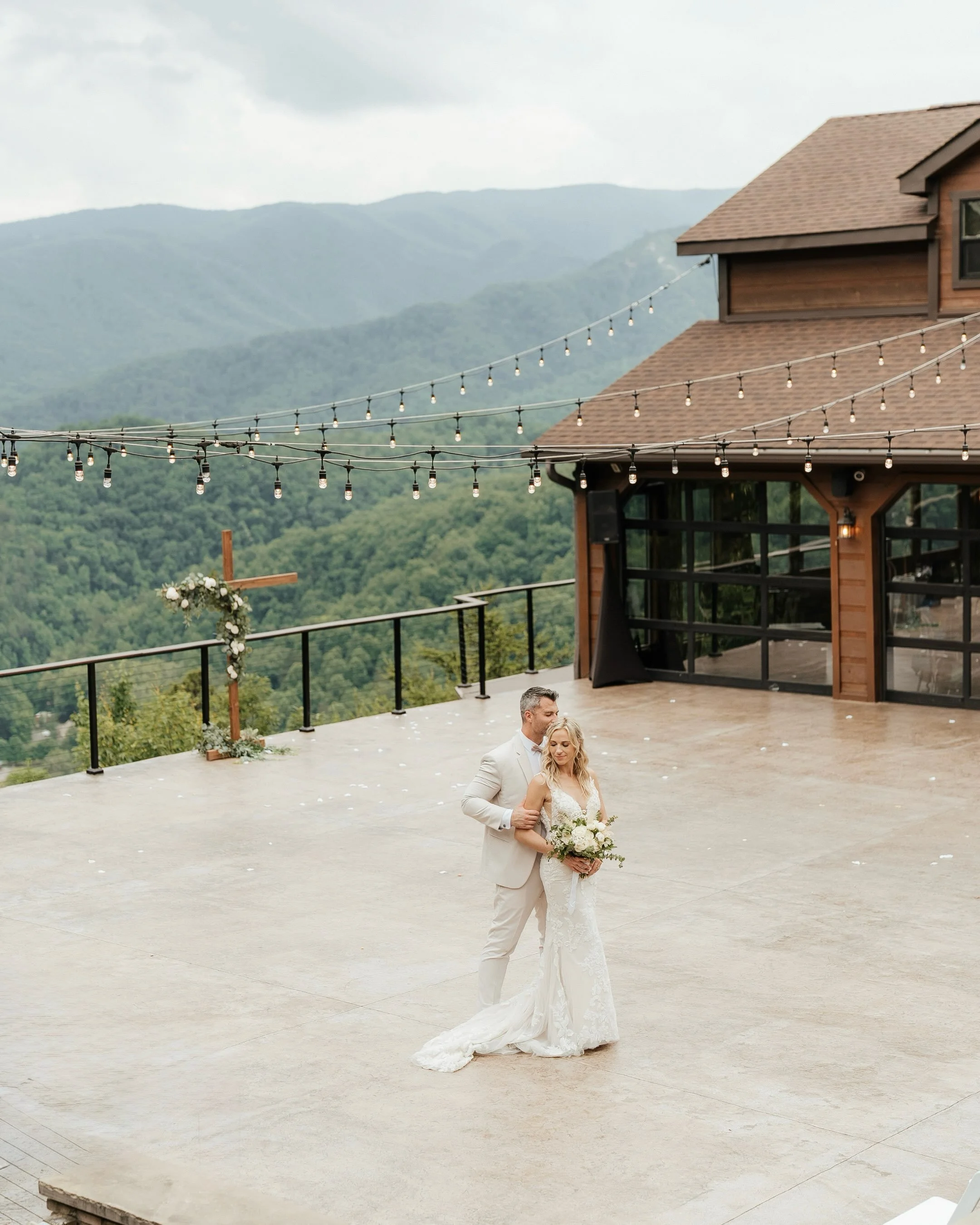 Mountain views, forever love, and the most beautiful day at Magnolia Smoky Mountains. 🤍✨ There&rsquo;s something magical about saying &lsquo;I do&rsquo; surrounded by the beauty of the mountains. 🏔️💍