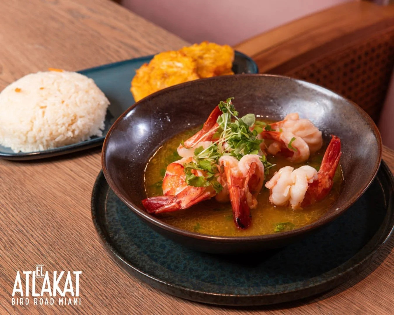 Garlic, butter, and fresh shrimp in every single bite. Bold, rich, and completely irresistible. 🇸🇻🔥

ONLY AT BIRD ROAD: 9425 S.W. 40th. Street. Miami, FL 33165&nbsp;
💻 Orders, delivery and reservations at www.elatlakat.com
☎️ (305-552-9090) or ☎️