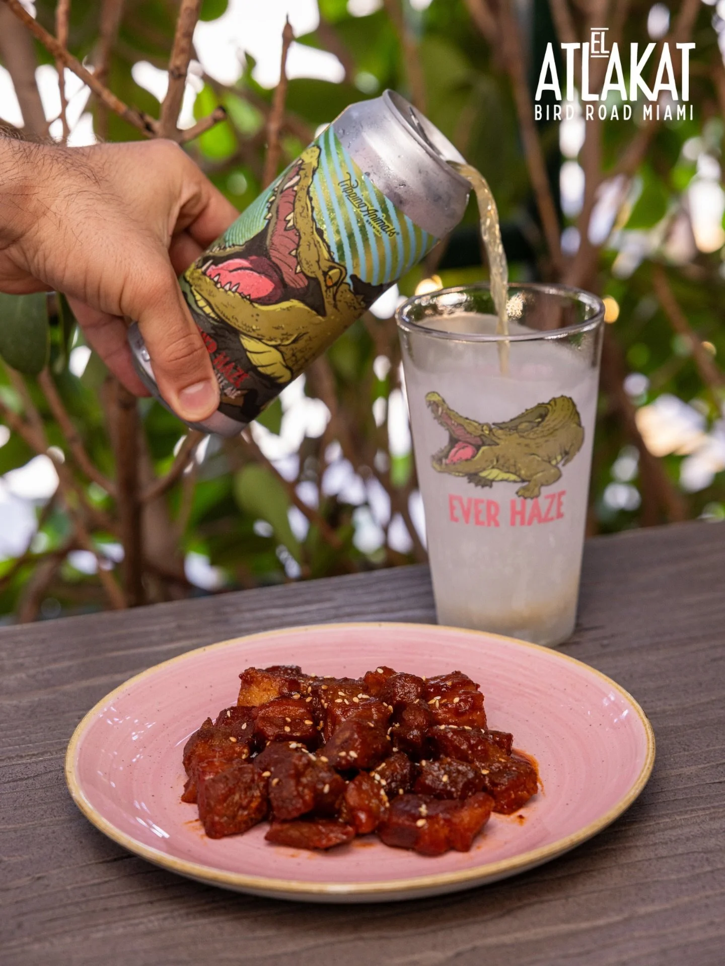 Crispy Chicharr&oacute;n, pickled onions and a cold craft beer. Some combos just write themselves. 🔥

ONLY AT BIRD ROAD: 9425 S.W. 40th. Street. Miami, FL 33165&nbsp;
💻 Orders, delivery and reservations at www.elatlakat.com
☎️ (305-552-9090) or ☎️ 