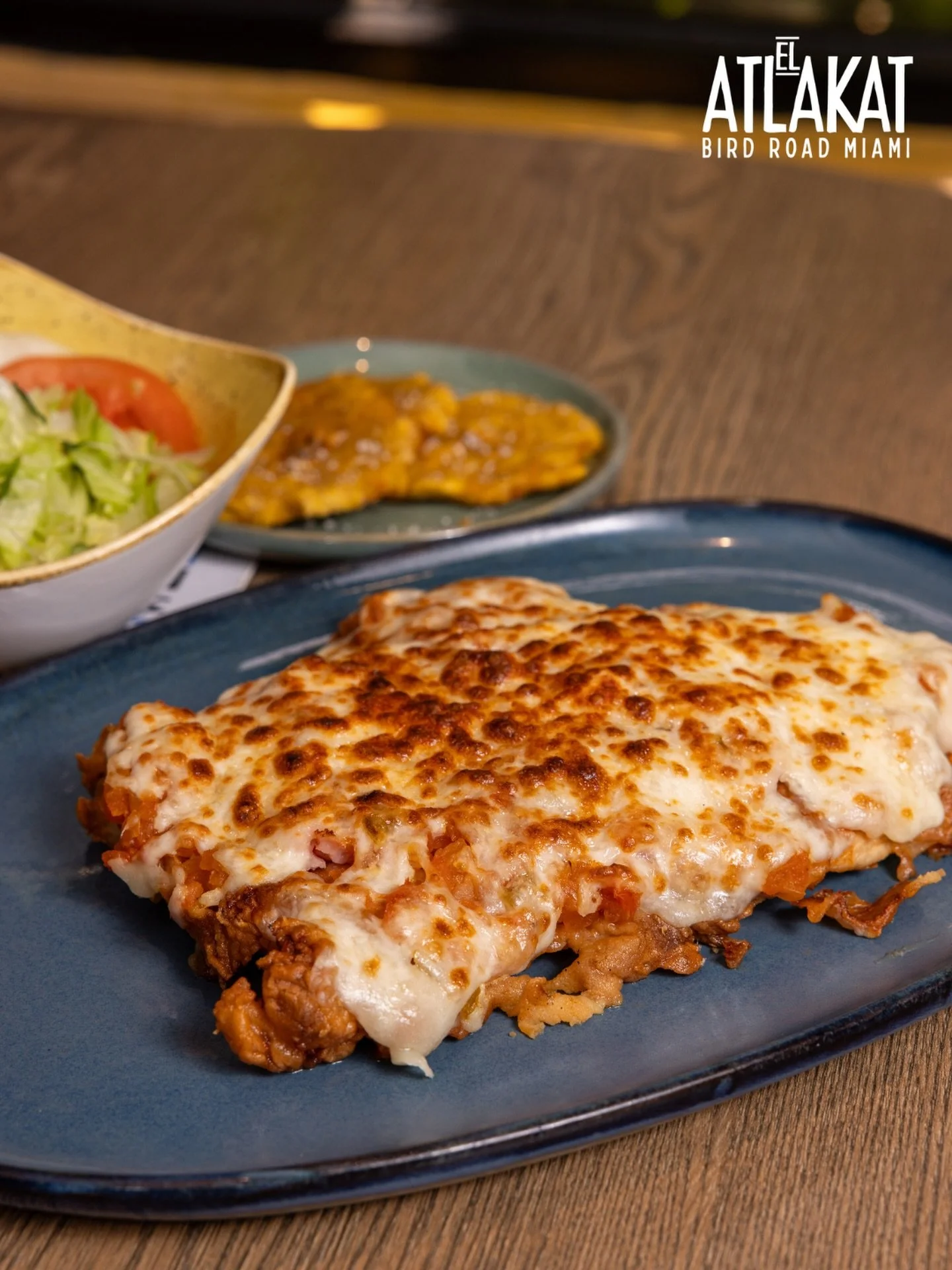 Crujiente por fuera, jugosa por dentro y cubierta de queso derretido&hellip; 🔥 Yeah, it&rsquo;s as good as it looks. Con tostones y ensalada porque as&iacute; es como se hace en El Atlakat 💯

ONLY AT BIRD ROAD: 9425 S.W. 40th. Street. Miami, FL 331