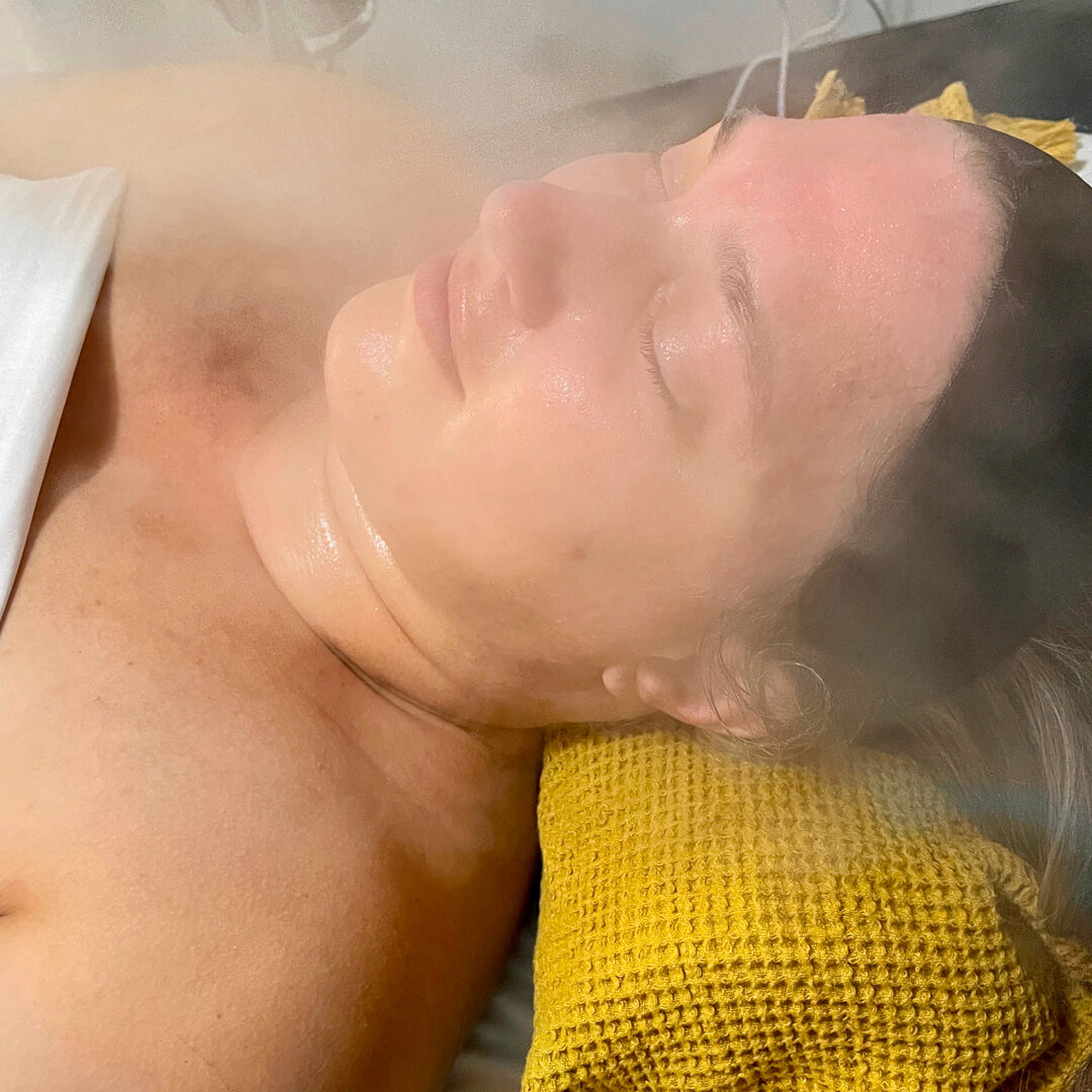 It&rsquo;s getting ♨️ STEAMY ♨️ in here! 😉⠀⠀⠀⠀⠀⠀⠀⠀⠀
⠀⠀⠀⠀⠀⠀⠀⠀⠀
Steam is utilized in Alice&rsquo;s facials for different reasons depending on a client&rsquo;s individual needs. ⠀⠀⠀⠀⠀⠀⠀⠀⠀
⠀⠀⠀⠀⠀⠀⠀⠀⠀
Here it&rsquo;s being used as part of a second cleanse