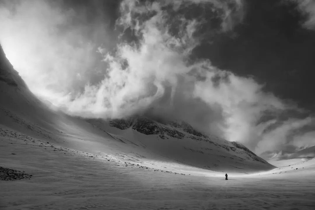 Entering Stuor R&auml;itavagge valley in #swedishlapland in easter 2024.

An 8-day skiing trek around Kebnekaise mountain in Sweden.

#pixelsbyeva #mountainphotography #kebnekaise
#monochrome #fineartphotography #maisemakuva #landscapephotography #sk