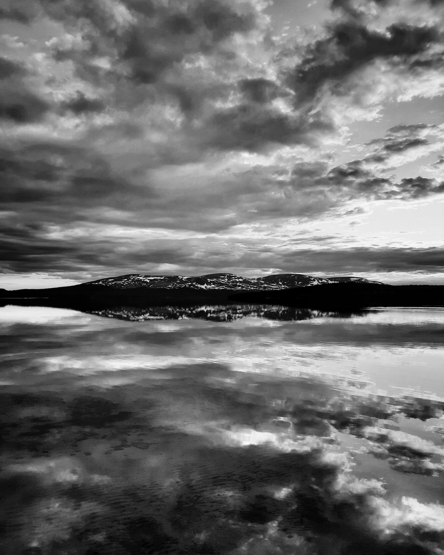 White nights/Y&ouml;tt&ouml;m&auml;t y&ouml;t
.
.
.
#arctic #68degreesnorth #north 
#maisemakuva #mustavalkoinen #landscapephotography #suomenluonnonvalokuvaajat #bnw_zone #fineartphotography_bw #bnw_society #bnw_nature #masters_of_darkness #tunturi