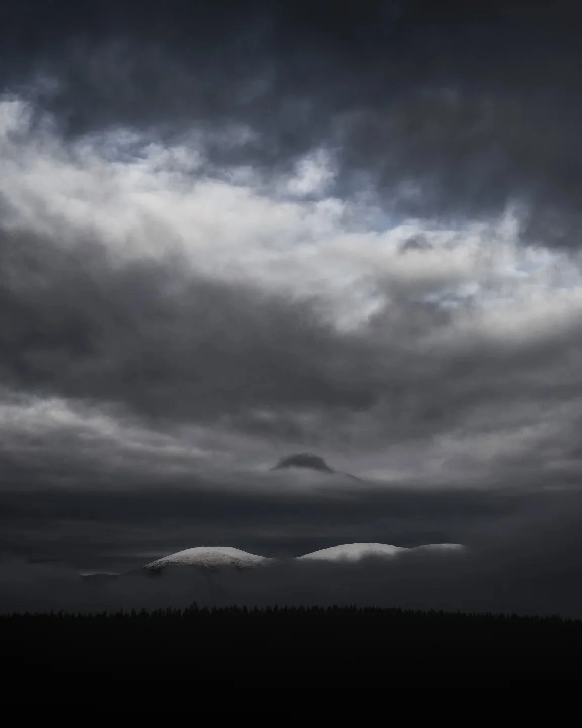 J&auml;tet&auml;&auml;n t&auml;ll&auml; lokakuun harmaus taakse.
31.10.2025
.
.
.
.
#maisemakuva #landscapephotography #fineart #kansallispuisto #protectourwinters #68degreesnorth #arctic #arcticphotography #tunturi #fj&auml;llen