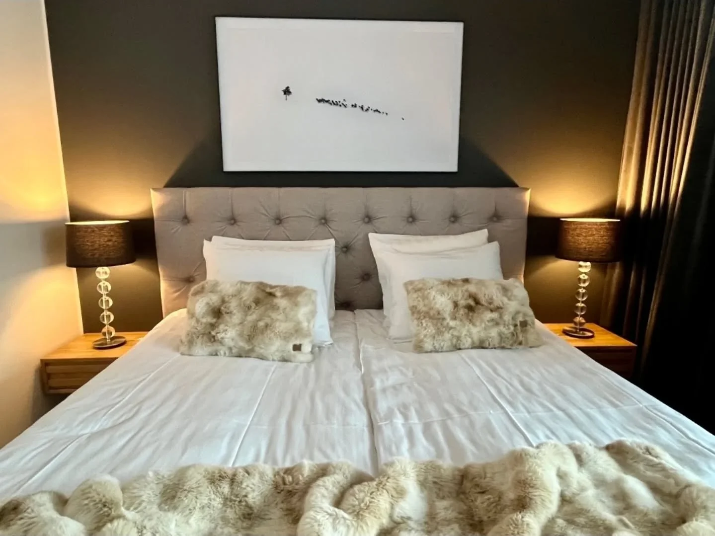 Minimalismi. Toiset tykk&auml;&auml;, kaikki ei. Ja se on ihan okei😁. T&auml;m&auml; minimalistinen tauluni p&auml;&auml;tyi Rovaniemelle upeaan juuri aukeavaan vuokravillaan.

Laitettasko teillekin yksi? 🤓. Pelkk&auml; printti tai valmiina tauluna