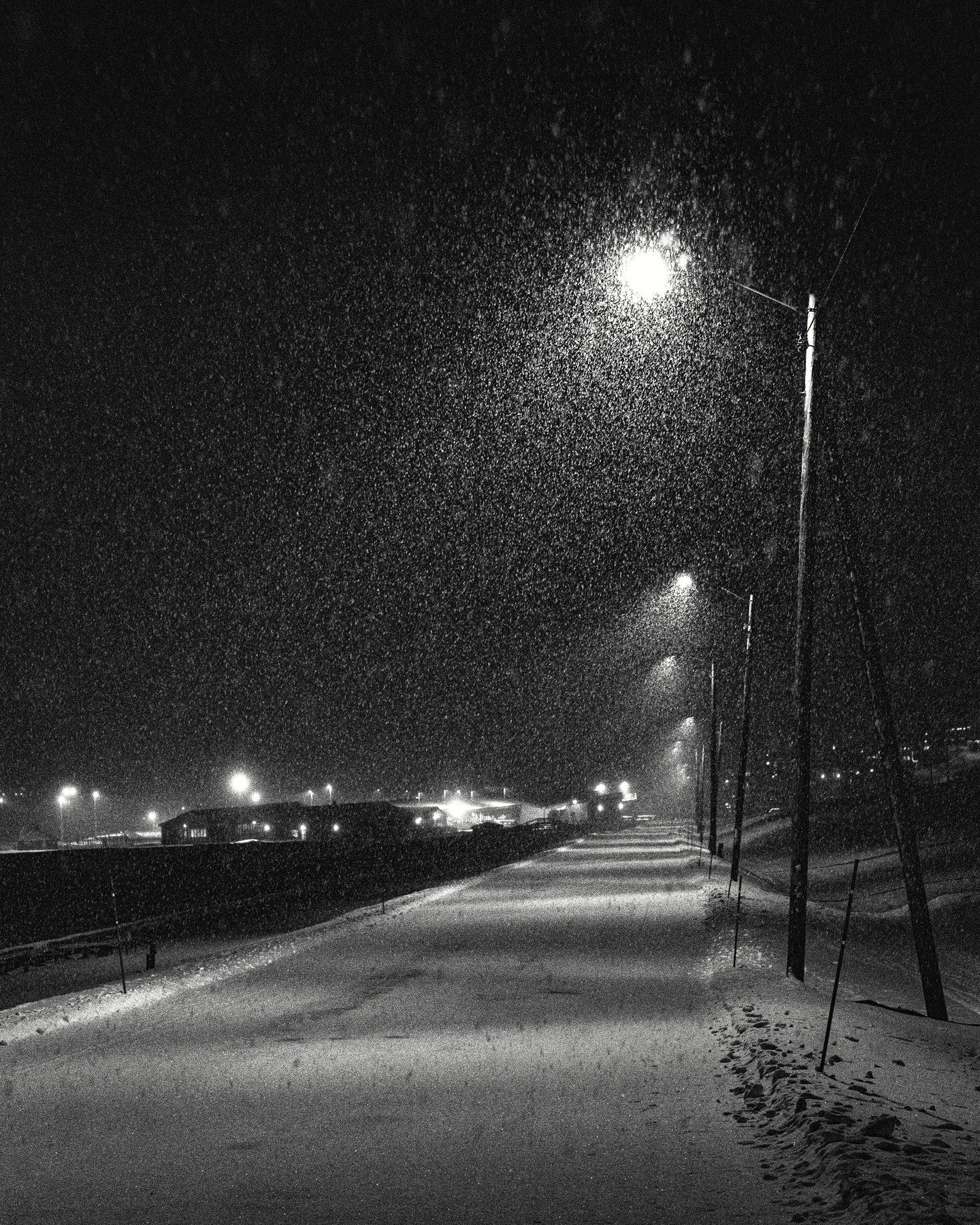 Longyearbyen/Svalbard: Midday light show.

#svalbard #longyearbyen #bnw_mood #spitsbergenartistcenter #78degreesnorth #arcticphotography #polarnight #masters_of_darkness #bnw_experimentalism