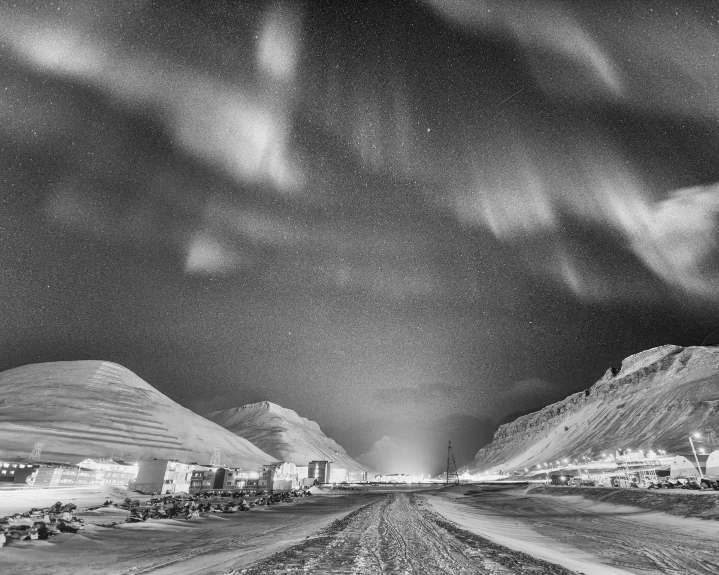 Daytime lightshow in #longyearbyen #svalbard
.
.
#auroraborealis #northernlights
#revontulet 
#huippuvuoret #78degreesnorth #spitsbergen 
#mustavalkoinen #svartoghvit #blackandwhitelandscape #maisemakuva #bnw_mood #bnw_norway #monochrome #nightphotog