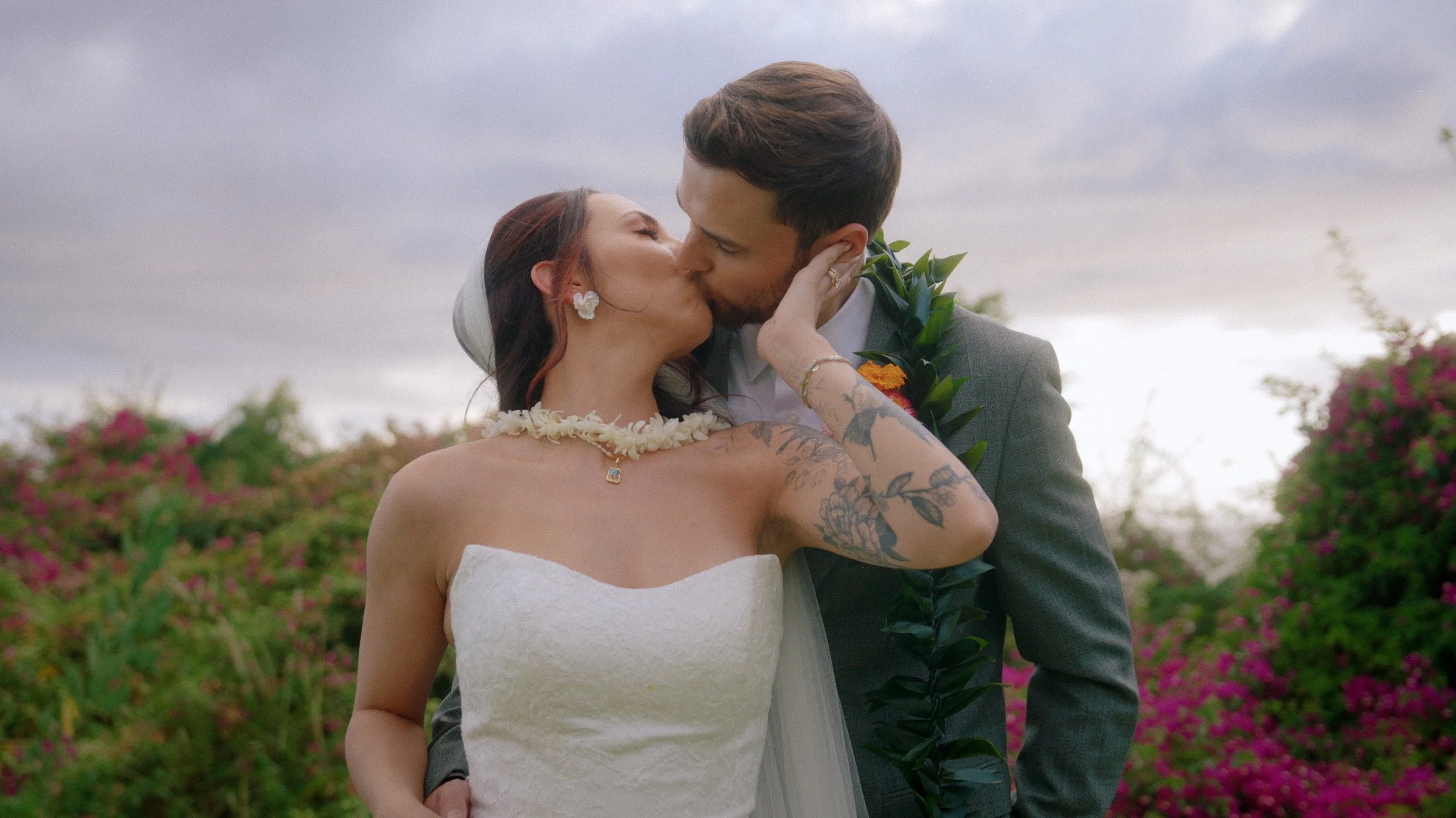 maui wedding couple