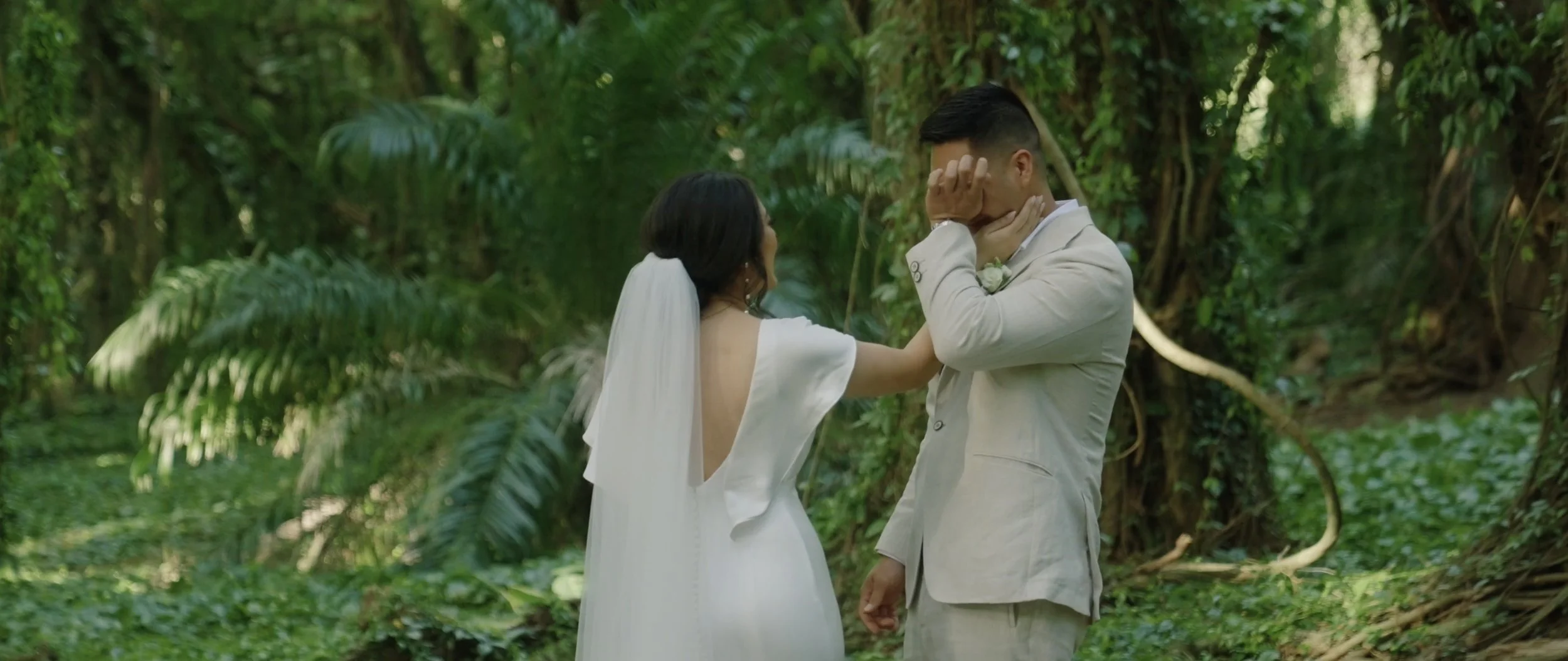 Perfect first look at a Hawaii Elopement