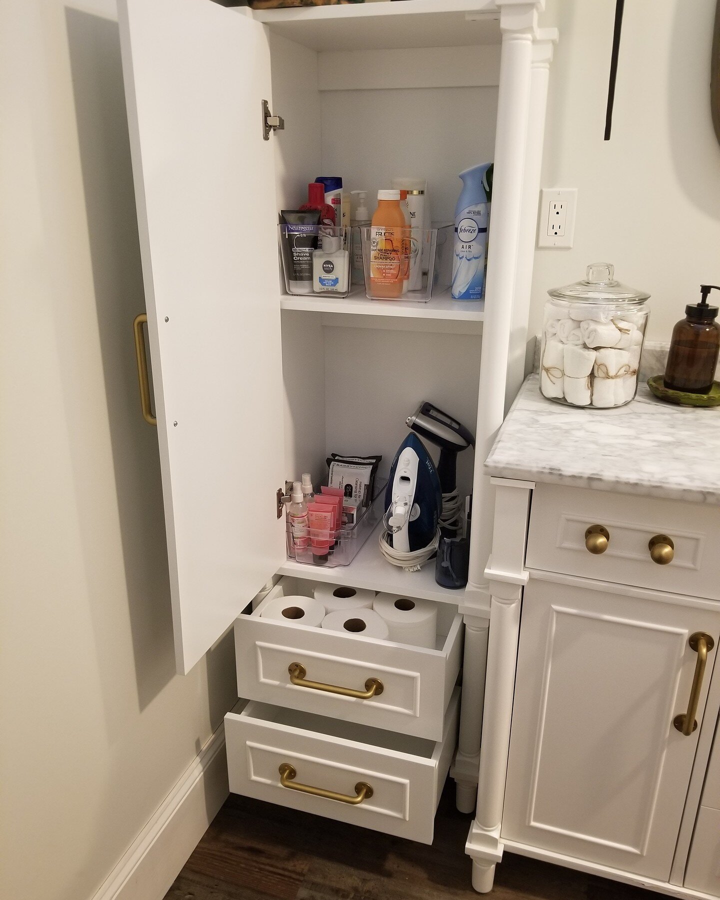 What does it mean to have a well organized and functional bathroom? 
.
Simple, it has neatly arranged containers for skincare, haircare, and other personal hygiene products. 
.
Items are to be grouped together by category and arranged in a way that m