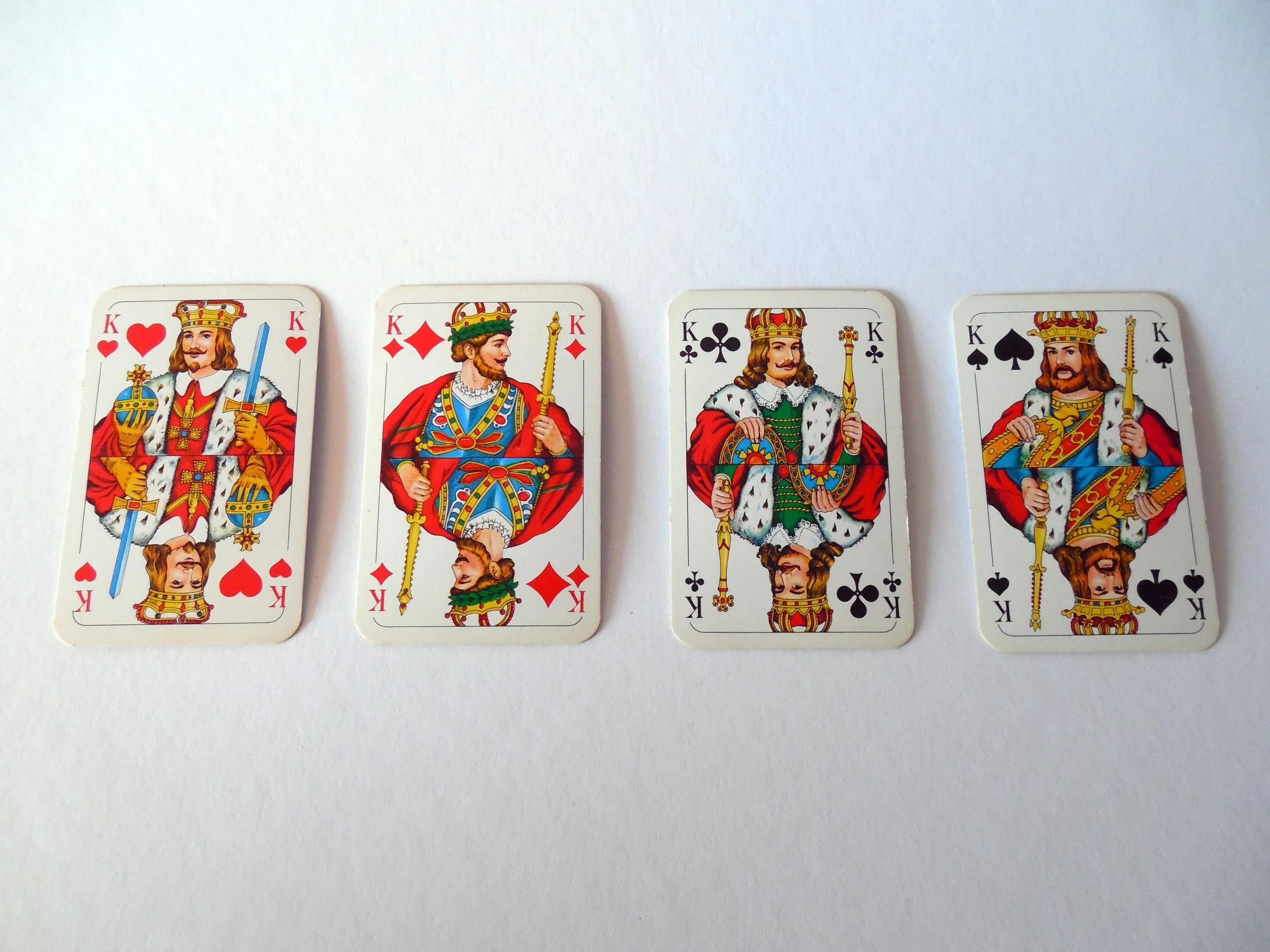 Vijf koning-kaarten uit een kaartspel
