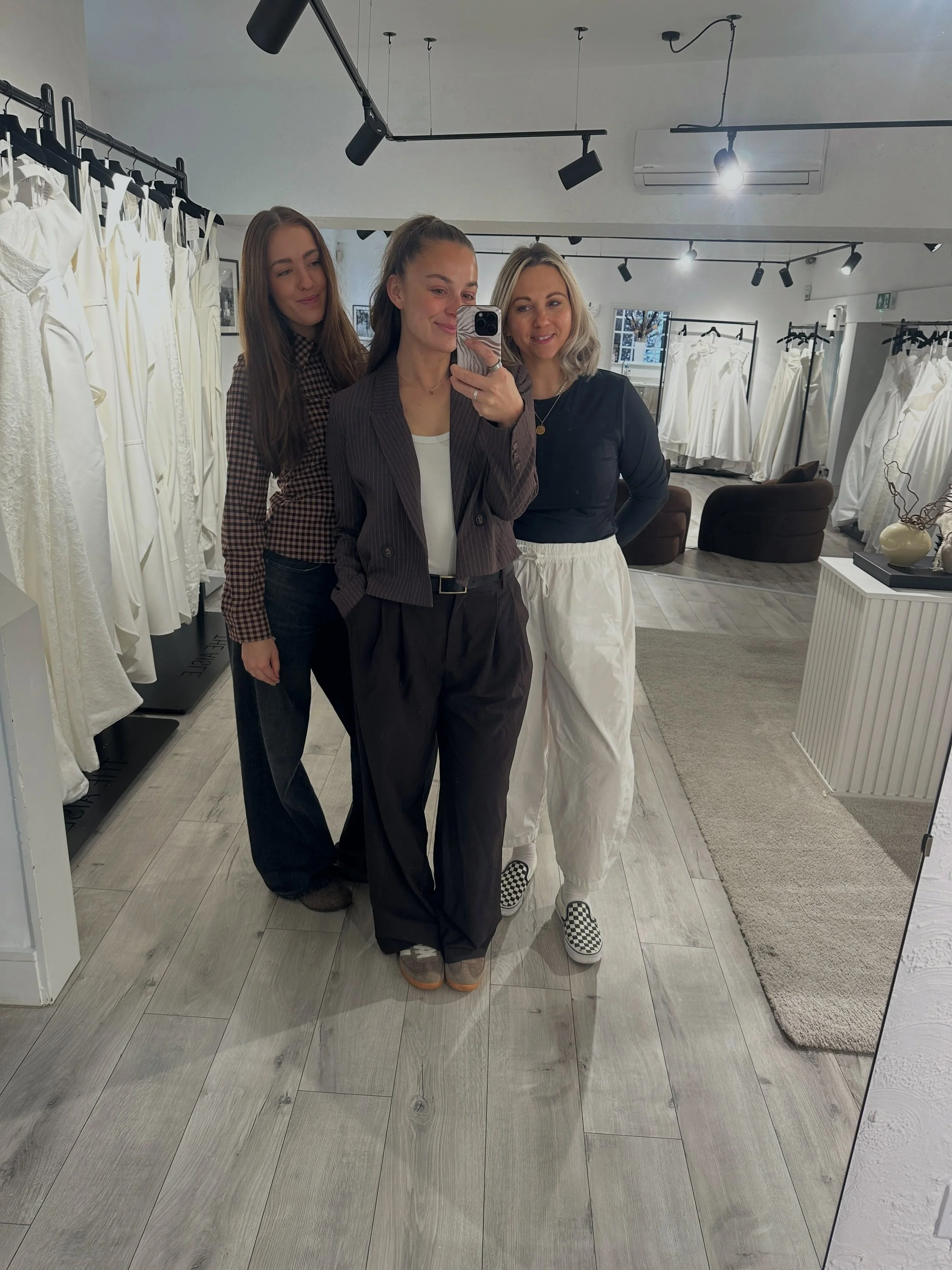 Septembers been cute 📸 

#team #weddingdress #bridalshop #stylist #bridetobe