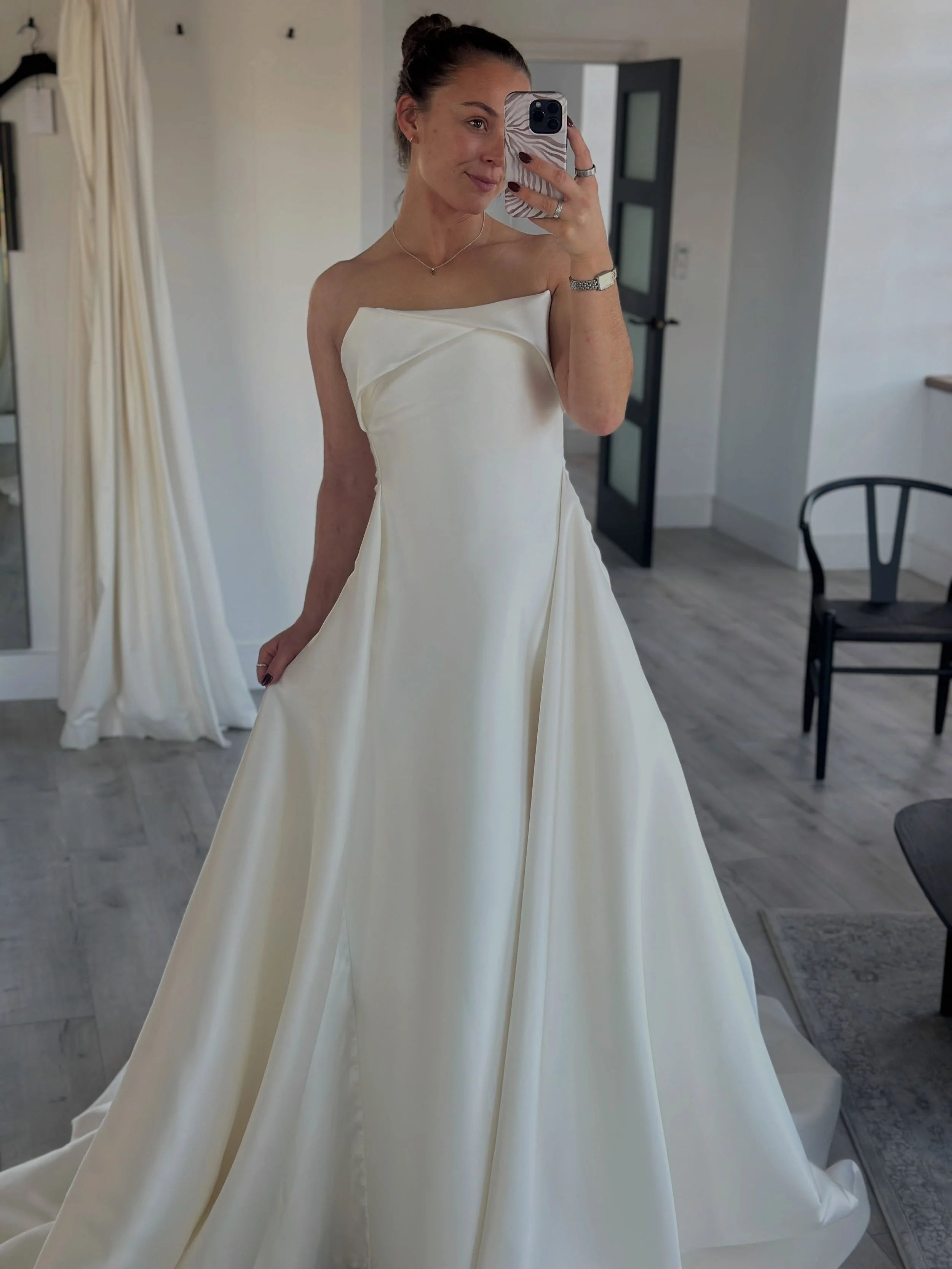 KYHA Lincoln but 10 different ways&hellip; 

#weddingdress #styling #bridetobe #weddingdress #kyha 

Satin scarf 

Blusher lace veil 

Lace bolero 

Lace sleeve and lace trim veil 

Ruffle edge veil 

Lace veil over 

Lace scarf 

Fingertip ribbon ed