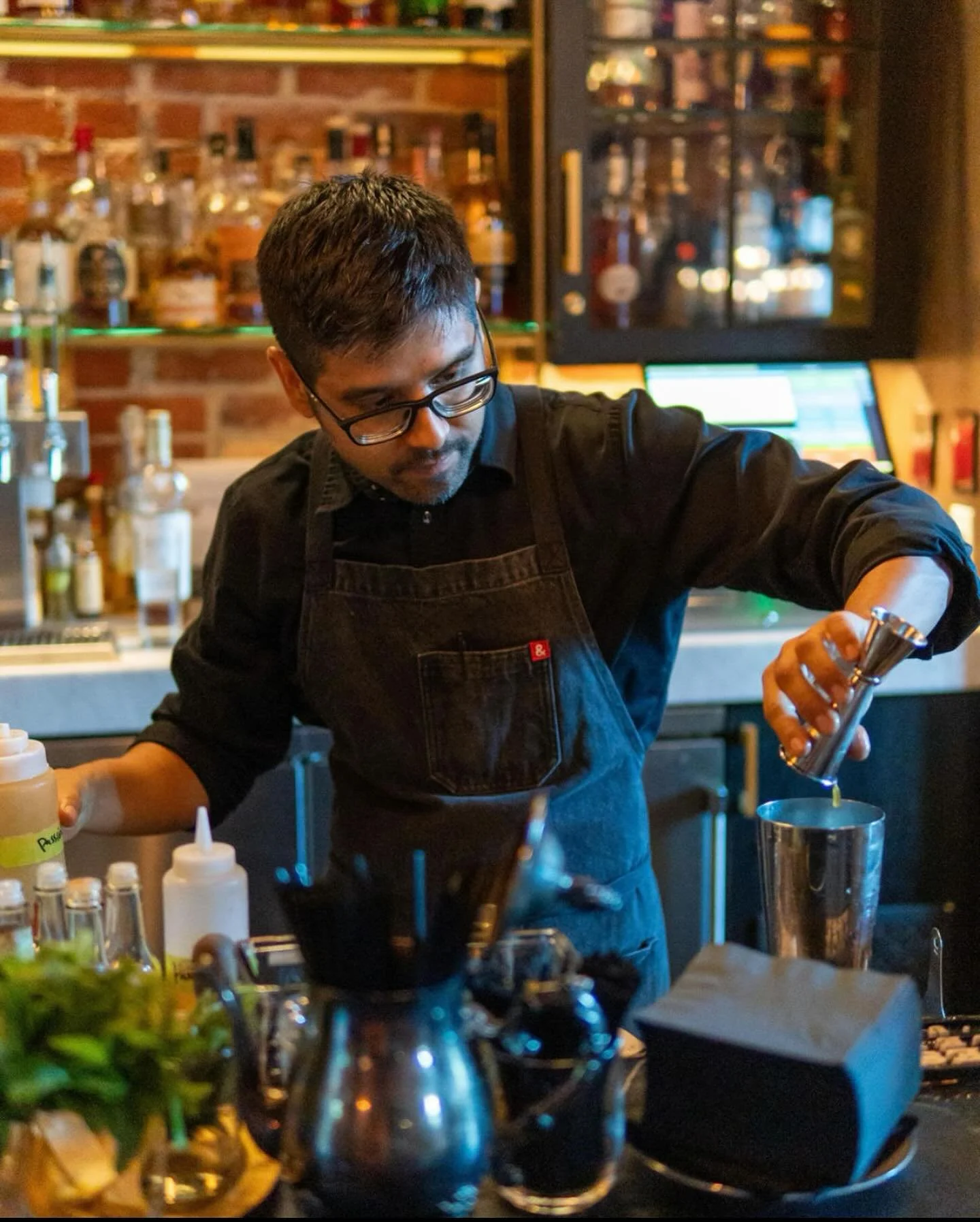 The long weekend calls for refreshing cocktails, expertly crafted by our talented bartenders.

📸: @sactophotos 
🍸: @alf_marr 

#historicstarlounge #labordayweekend #hyatthousemidtownsacramento #visitsacramento #cocktails #bartenders #sactophoto
